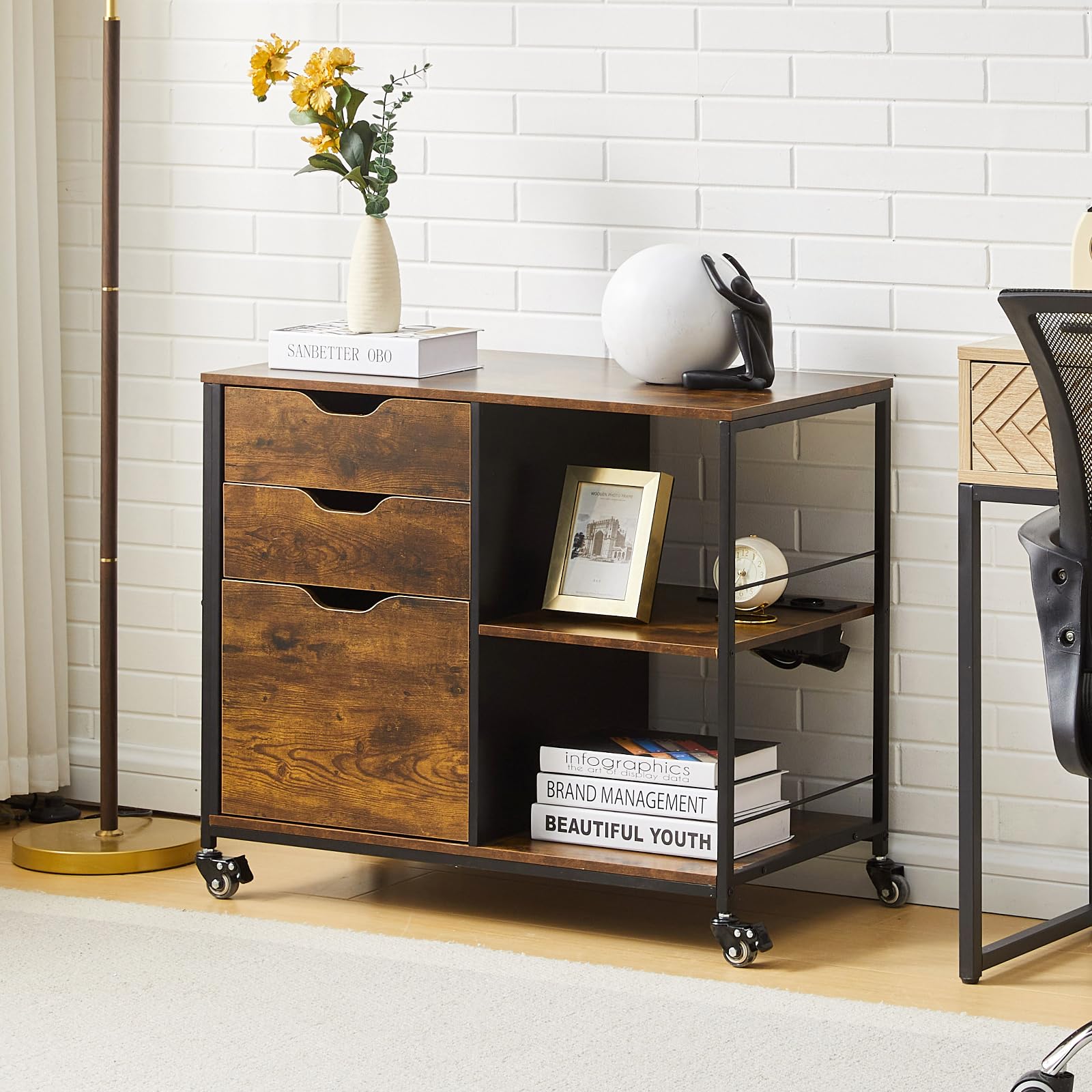 TUKAILAi Caisson de Bureau à Tiroir Verrouillable avec Ports USB et Prise, Petit Meuble de Rangement à roulettes et Compartiment Ouvert, Dossier de Format A4 ou Lettre 75 * 40 * 65.5cm (Marron)
