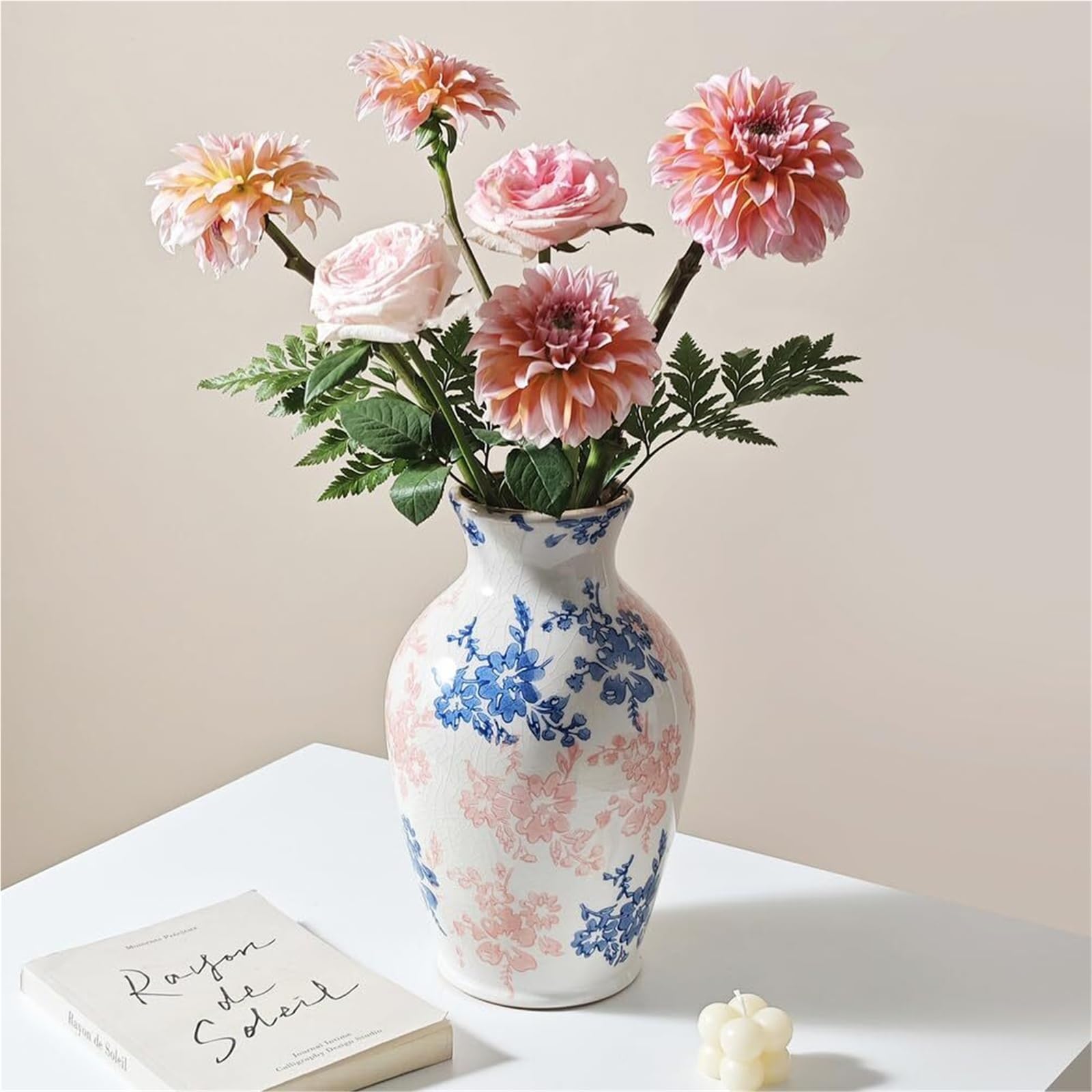 Vases floraux rétro bleus et roses pour recréer l'esprit maison de campagne