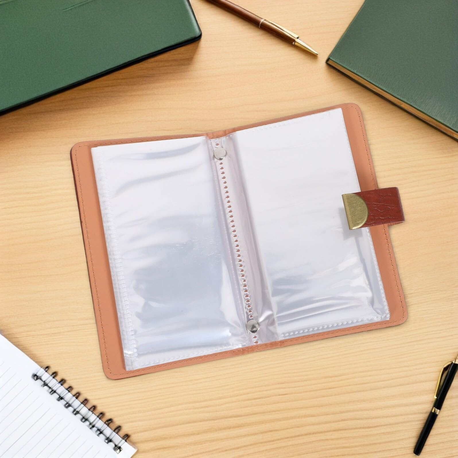 UKCOCO Carnet d'Épargne à Code Secret avec Cadenas 100 Enveloppes Numérotées Couverture en PU Motif Crocodile Marron Foncé Planificateur Budgétaire pour Gestion d'Argenté et Défis