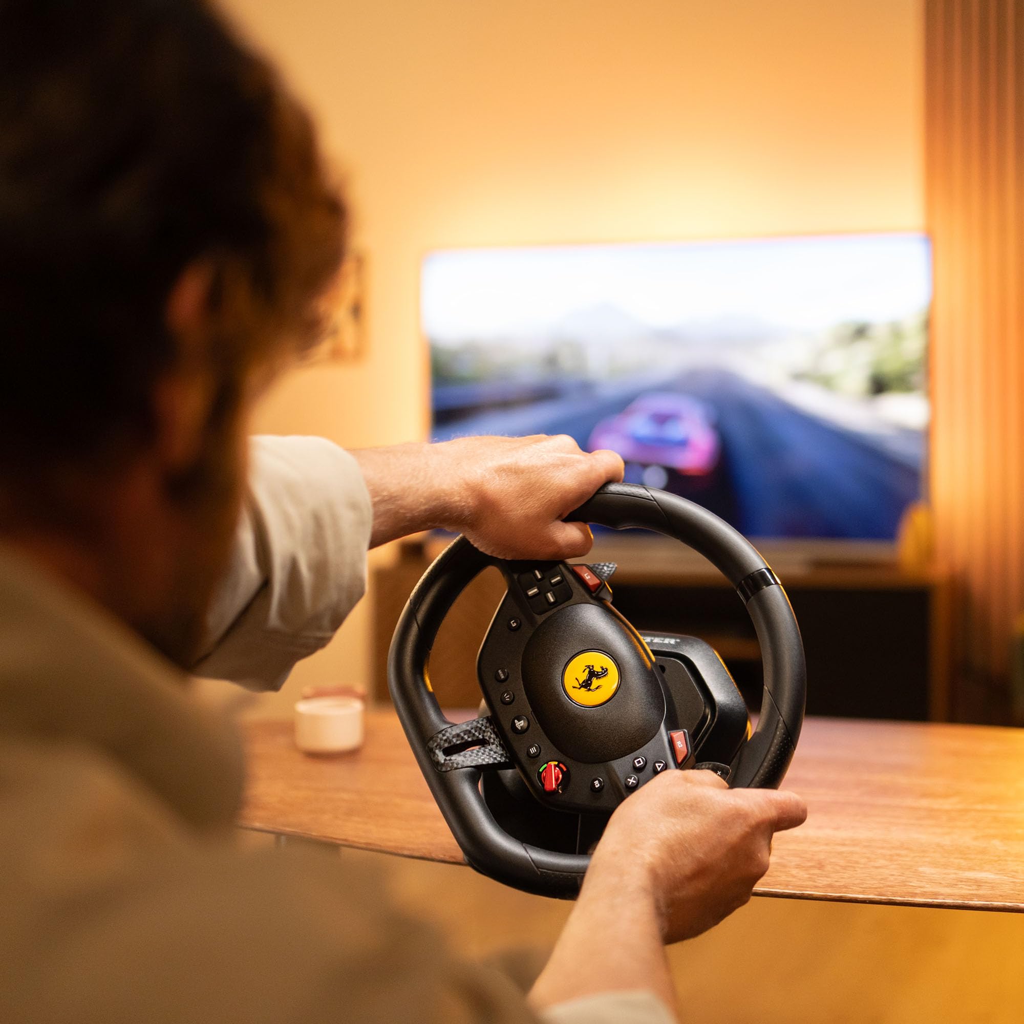 Thrustmaster T98 Ferrari 296 GTB Volante da Corsa con Pedali PS5 PS4 PC Replica Ufficiale Ferrari Tecnologia Bungee Cord Sensori Magnetici H.E.A.R.T