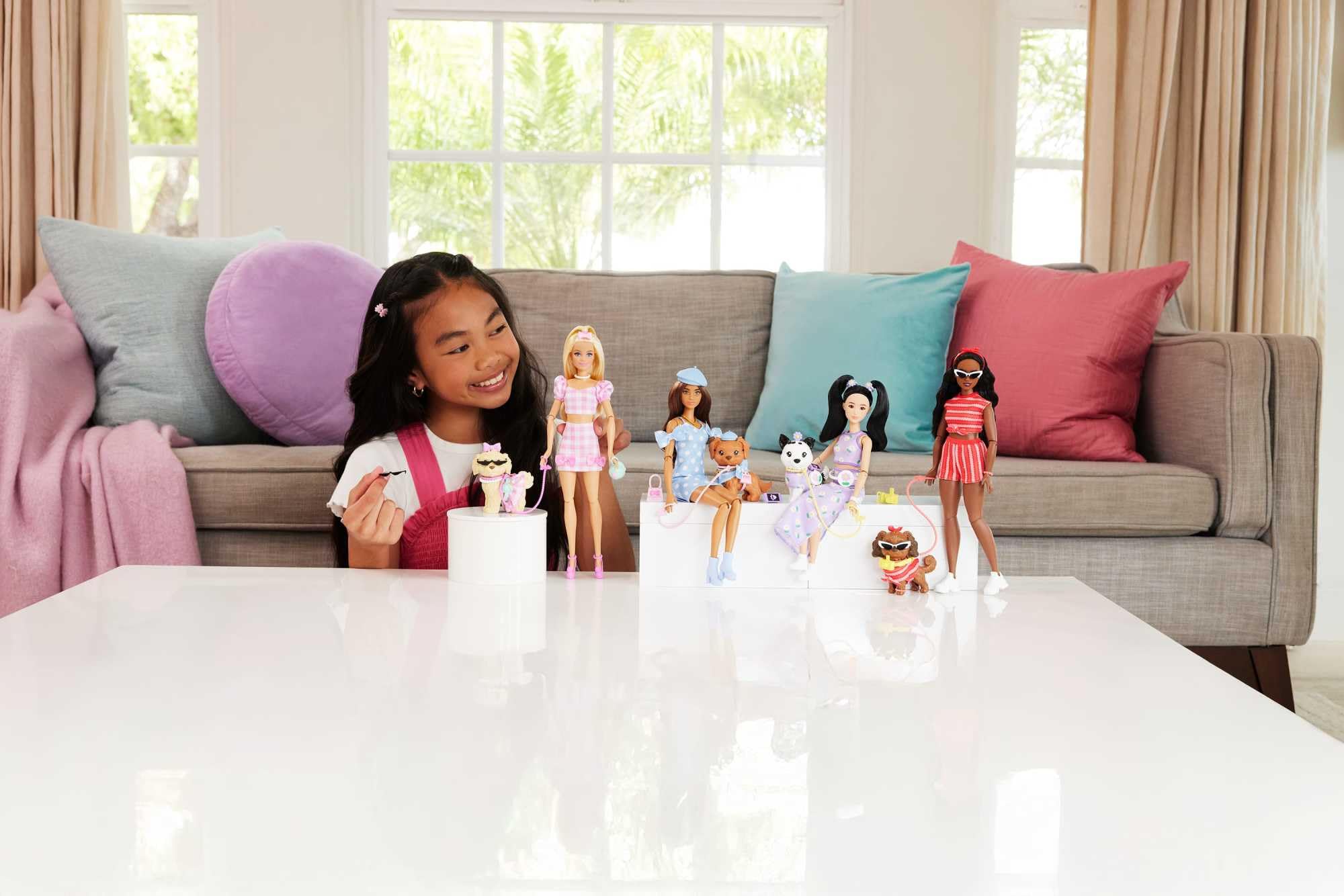 Barbie Twinning Looks Puppe mit Hündchen im Partnerlook mit blauen Pünktchen-Outfits und Accessoires wie Baskenmützen und Handtaschen, brünett, JFP38