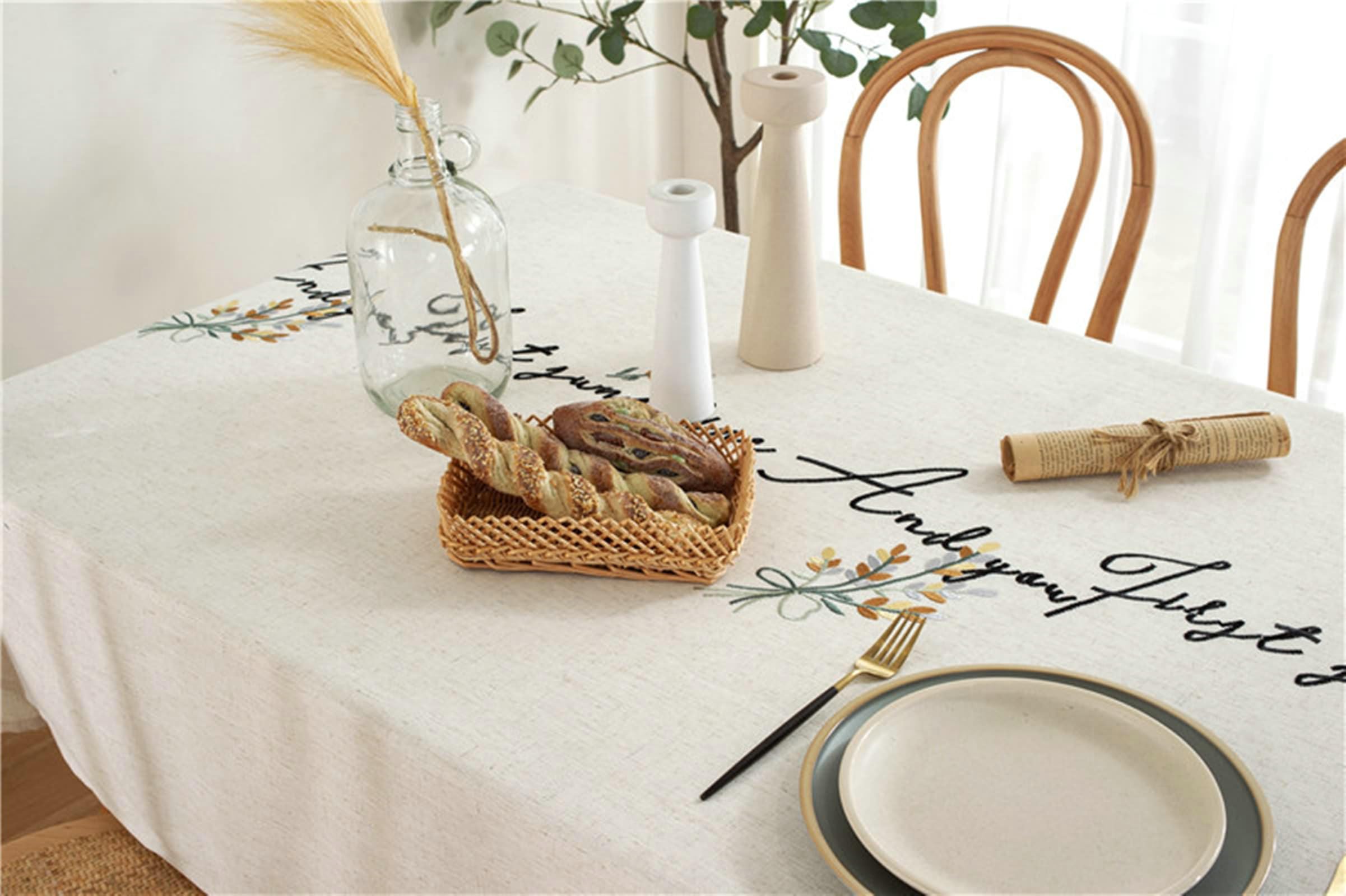 Gualiy Mantel Mesa Cuadrada Tela, Poliéster Manteles de Mesa Comedor 135x180CM Manteles de Mesa Antimanchas Bordado de Flores Manteles para Mesa Comedor, Beige