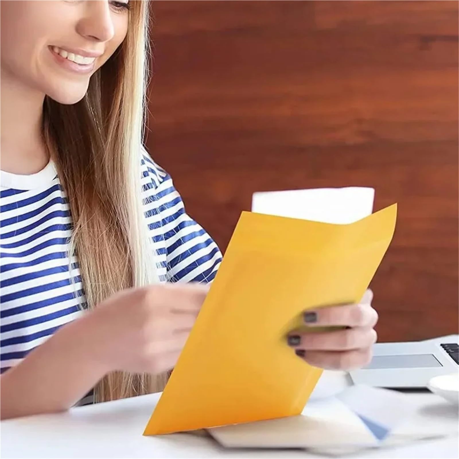 Posta in schiuma Kraft da 100 pezzi 4x8", piccola borsa for il trasporto della posta con chiusura a zip, busta imbottita gialla per Imballaggio