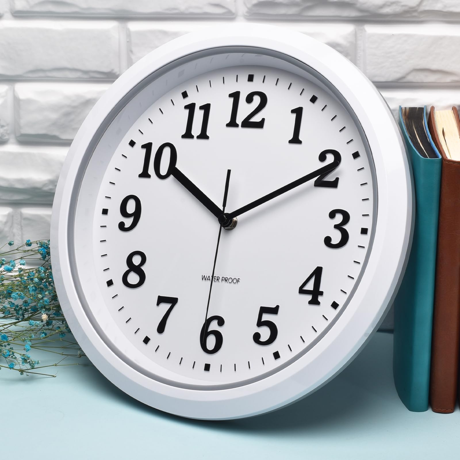 Horloge d'extérieur 32 cm - Étanche - Résistante aux intempéries - Facile à lire - Silencieuse - Pour extérieur, piscine, balcon, salle de bain - Blanc