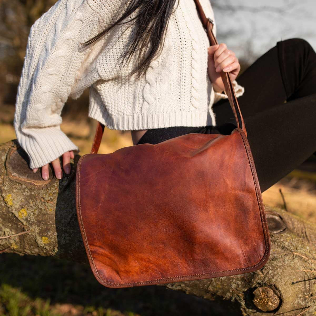 Gusti Umhängetasche Leder - Taylor 15'' Damen und Herren Umhängetasche Collegetasche Businesstasche Messengerbag Vintage Braun Leder