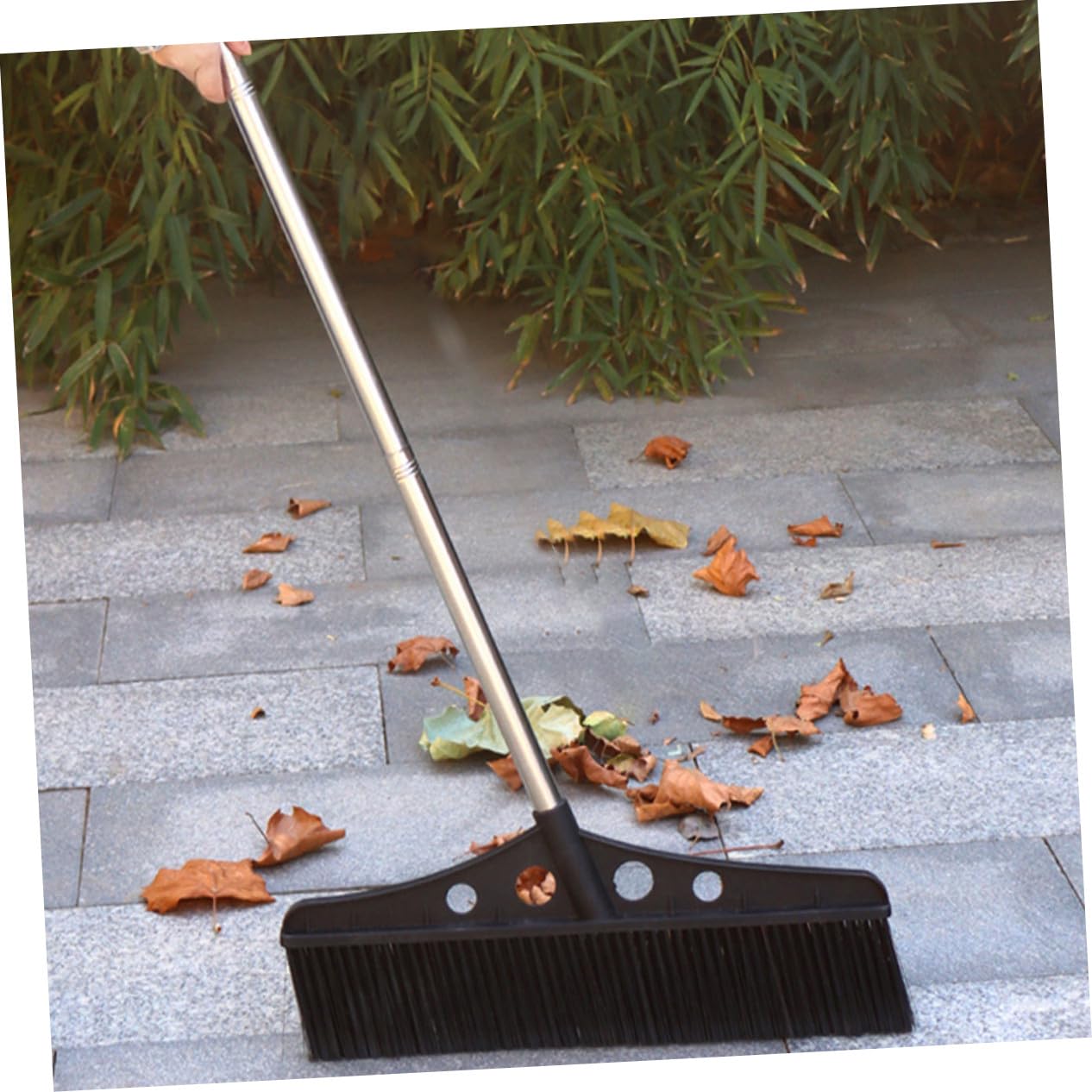Lurrose Scopa da Giardino Resistente con Manico Setole in Nylon e Acciaio Resistente Scopa Larga Smontabile per Esterni per Cortili Garage Patio e Pavimenti in Mattoni e Legno