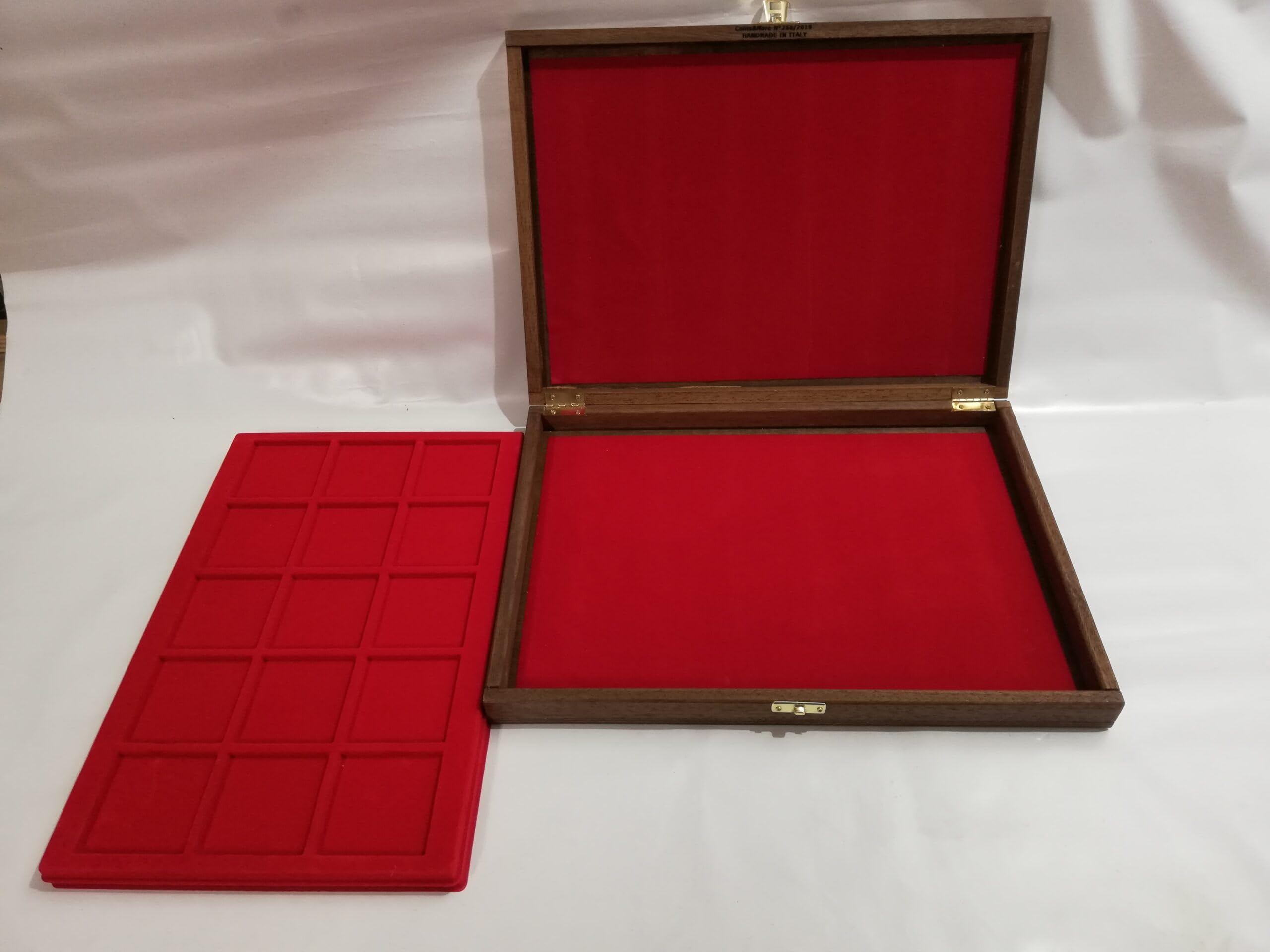 Münzbox mit Gravur Kirchenstaat-Wappen, Zwei herausnehmbare Einlagen, für Münzen und Medaillen, Numismatik, handgefertigt in Italien