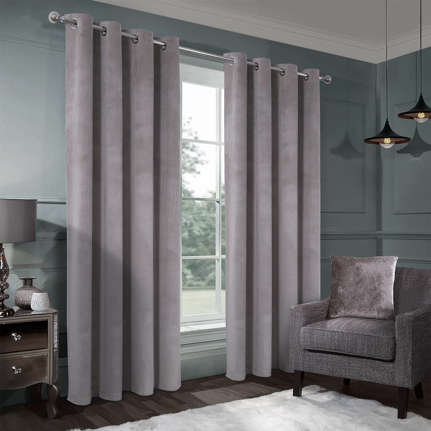 Cortinas de terciopelo suaves y opacas para crear un ambiente acogedor y oscuro en la sala de estar