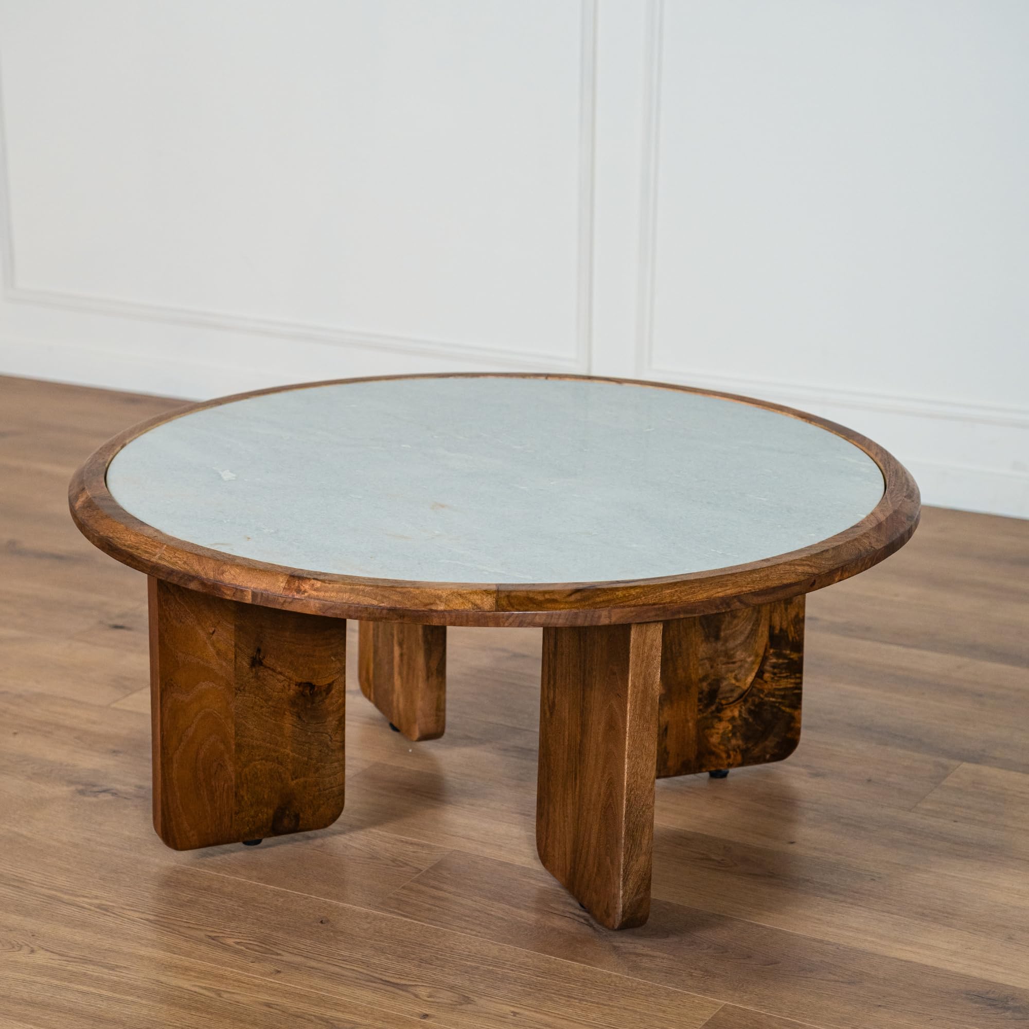 Table Basse Ronde Mira – Table Basse en marbre et Bois pour Salon – Élégance Naturelle et Usage Quotidien – Plateau marbre Blanc et Pieds en manguier – Design Chic et Intemporel