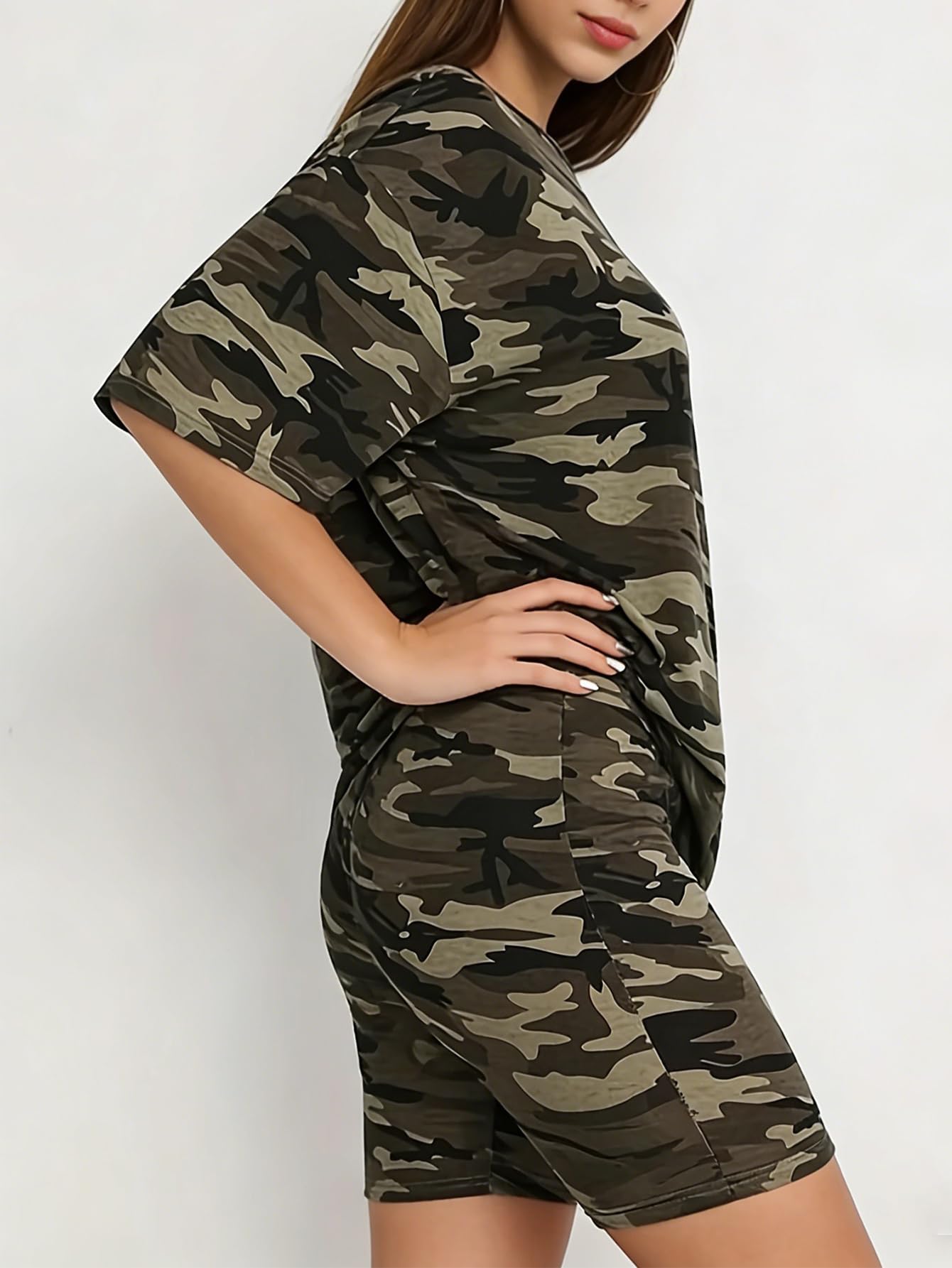 Conjunto de 2 piezas con estampado de camuflaje para mujer, camiseta de manga corta de gran tamaño y pantalones cortos de motociclista — view 3