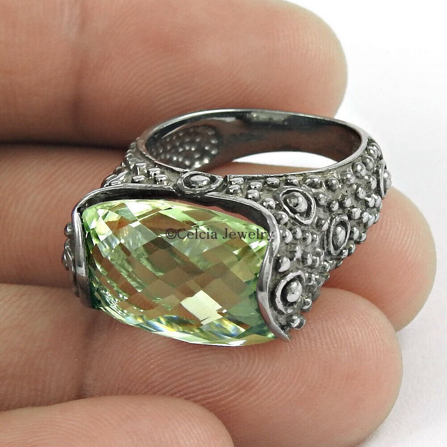 Anillo de cuadros de amatista verde, anillo de diseño árabe, anillo victoriano de declaración, anillo caro, anillo excepcional, anillo gótico, anillo impresionante