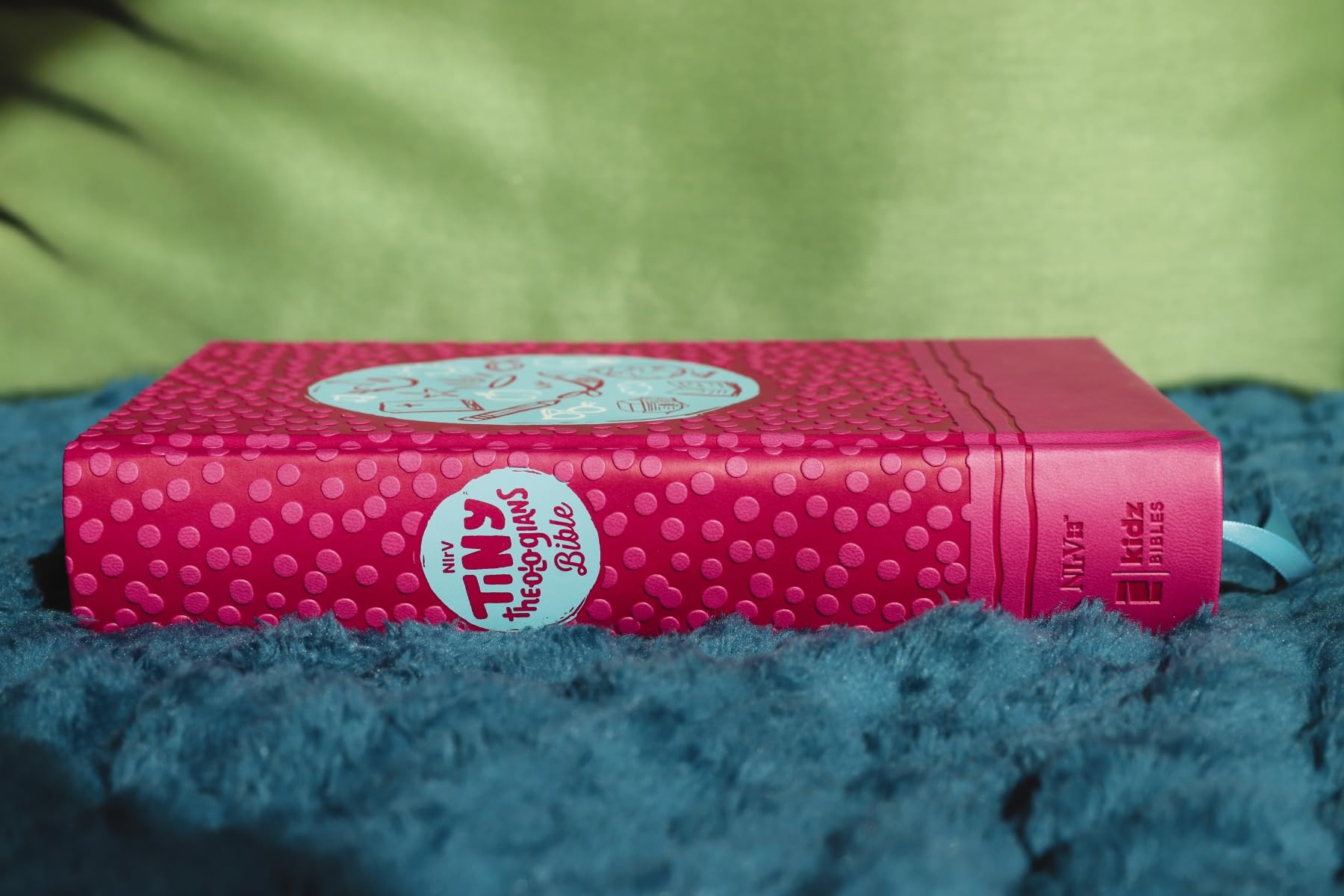 NIrV, Tiny Theologians Bible, Leathersoft over Board, Pink, Comfort Print: A Beginner’s Guide to the Bible – for Kids