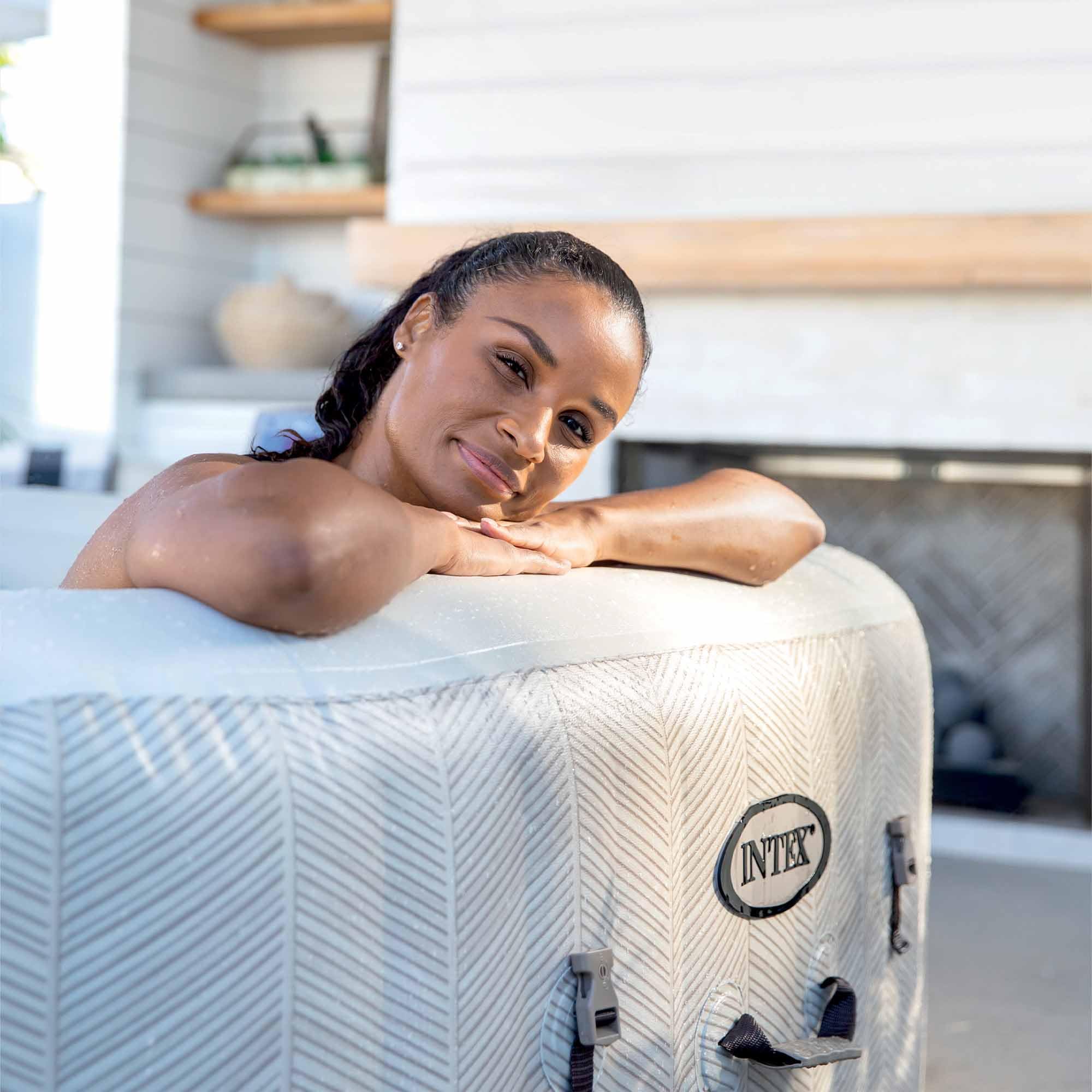 Intex Spa Gonflable carré Chevron Deluxe 4 Personnes, 175 x 175 x 71 cm, Chauffage 2 200 W, Bulles d'air Chaud, chlorateur salin, épurateur avec Filtre S2 (1 741 l/h), Accessoires Inclus (55092)