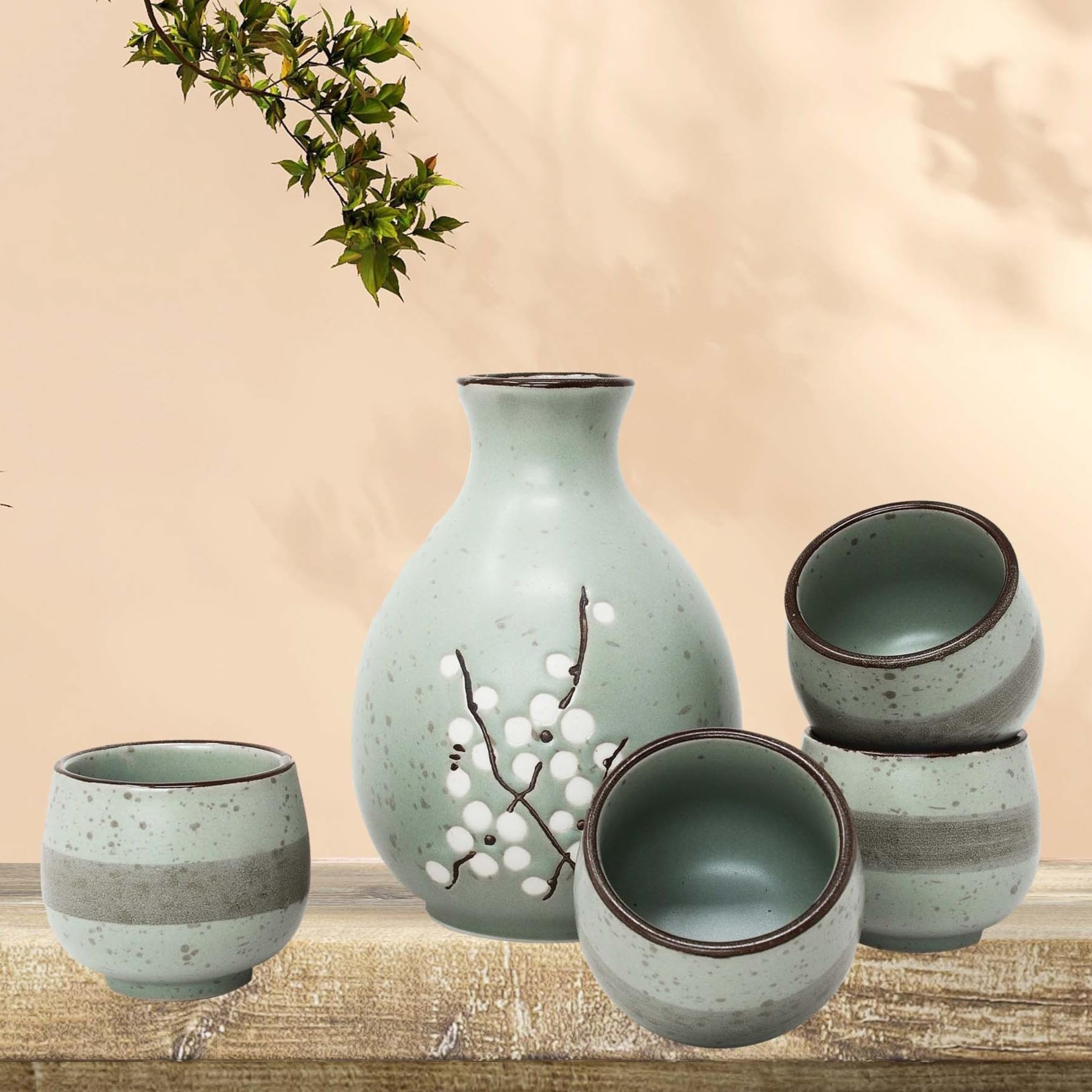 MystiCalls Japanisches Sake-Set 5-teilig, 1 Sake Karaffe warm/kalt 4 Sake Becher, Handgemalte Kirschblüten auf Keramik, Geschenkset, Sake Set für 4 Personen