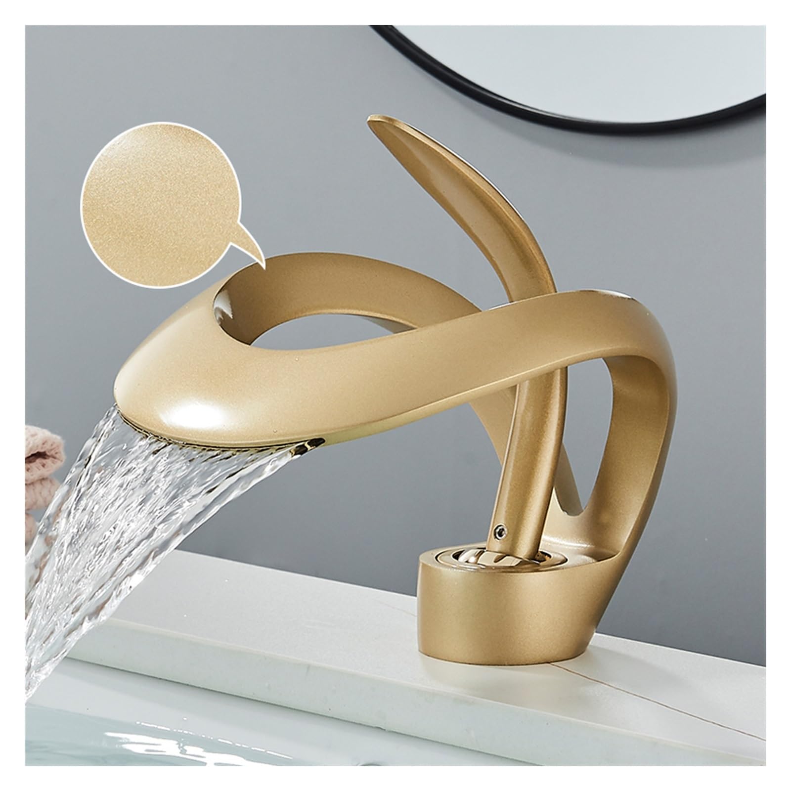 Robinet de lavabo cascade pour rénover une salle de bains moderne or mat