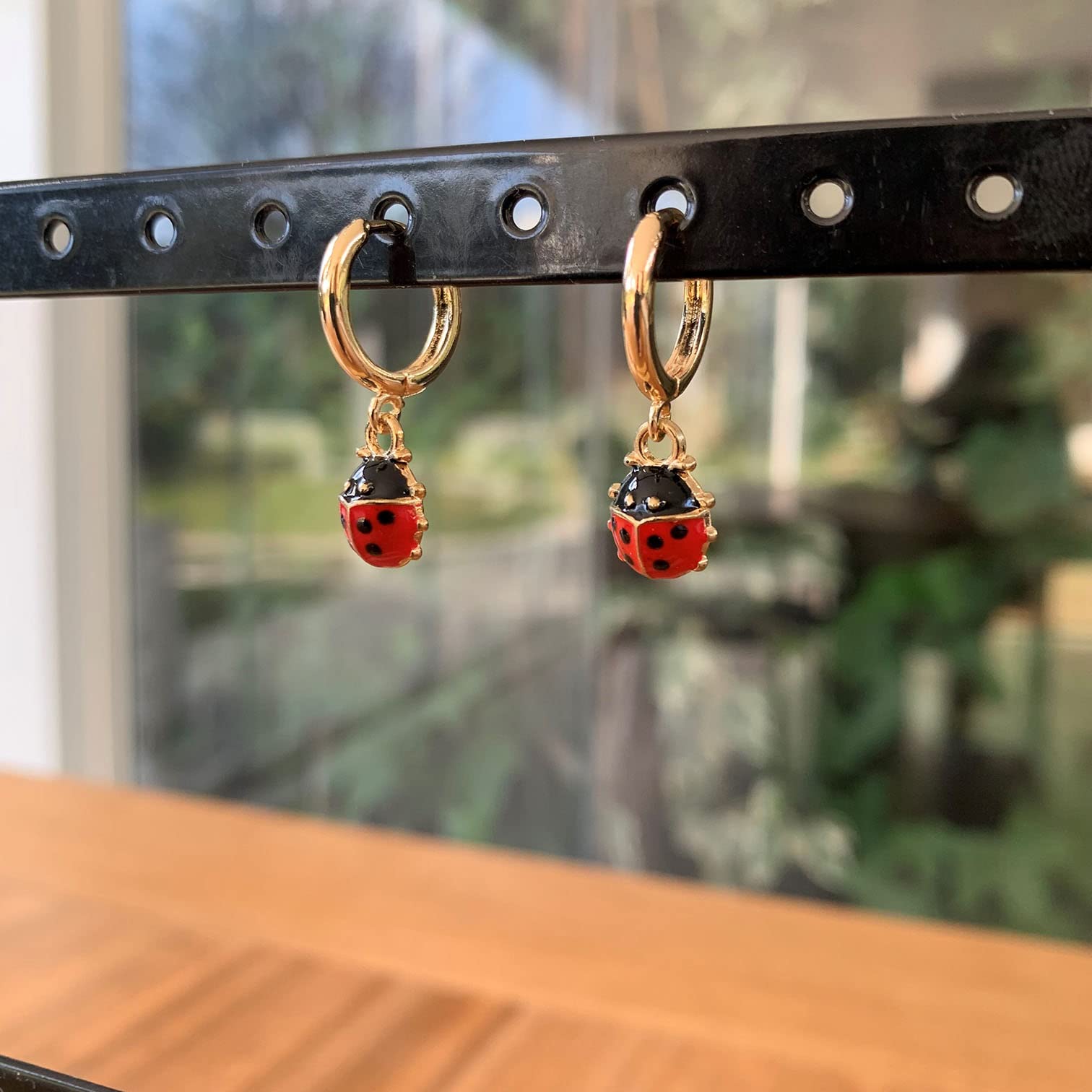 ASTER ALHELÍ Pendientes Dorados Mujer Mariquitas Aros Pequeños Chapados en Oro Colgantes Mariquita Roja Regalo Original