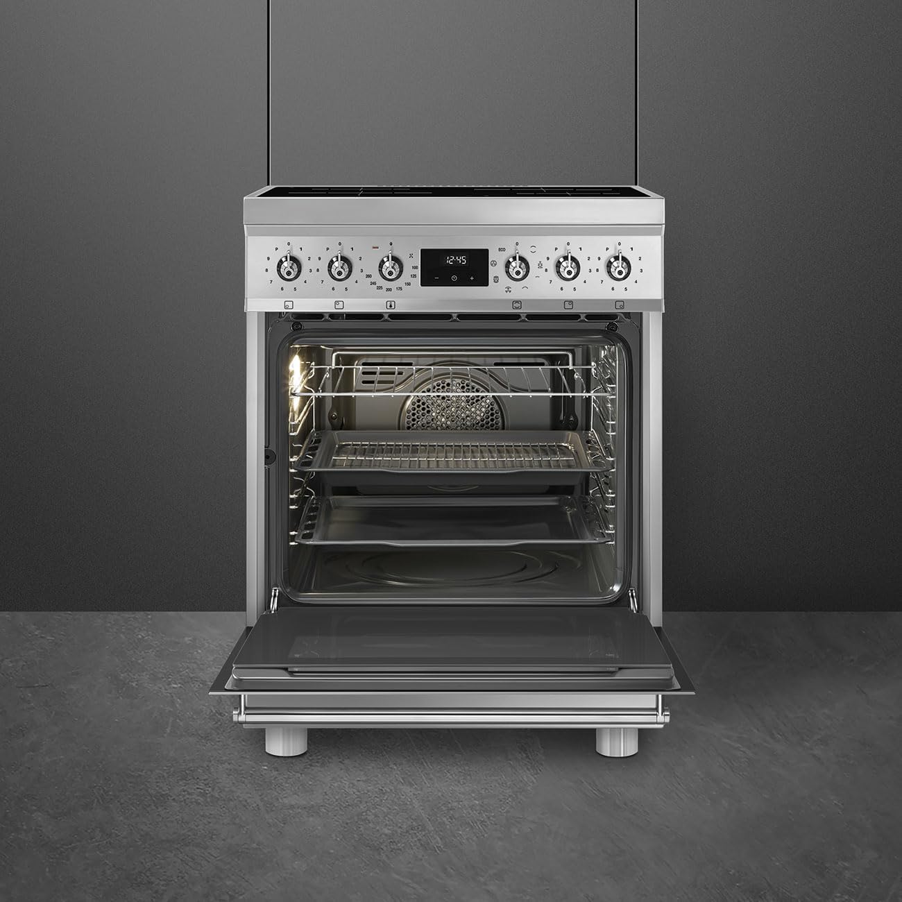 ഇൻ്റീരിയർ view of the SMEG C6IMXM2 oven with racks and baking tray visible.