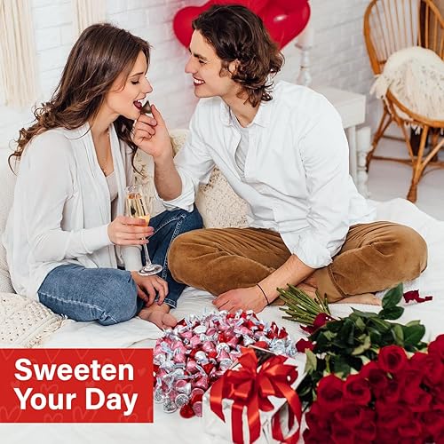 Miniatura 5 de HERSHEY'S KISSES Chocolate con leche para el día de San Valentín envuelto individualmente en láminas de colores de San Valentín, 2 libras
