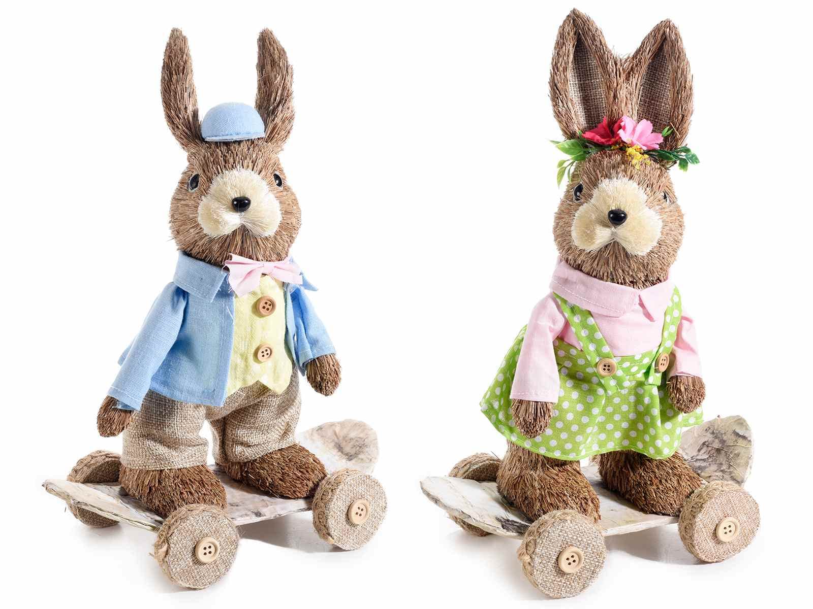 Gruppo Maruccia - Coppia di Coniglietti Pasquali in Paglia Naturale - con Skateboard e Abito - Decorazione Artigianale per la Casa - Idea Regalo per Pasqua - Set da 2 Pezzi