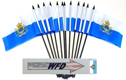 Miniatura 129 de Banderas de escritorio de Nicaragua, paquete de 12 banderas pequeñas de poliéster de 4 x 6 pulgadas en miniatura para mesa de oficina, pequeñas