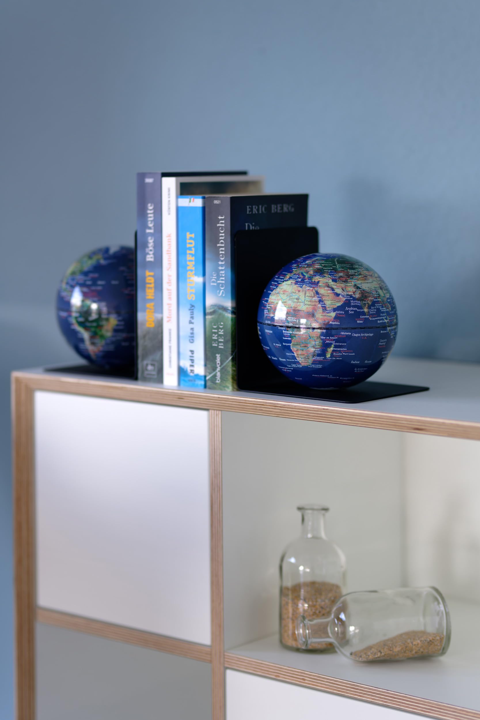 TROIKA Globus Buchstützen aus Metall BOOKGLOBE Ø 13 cm magnetisch balancierte Globen blaugrüne topographische Karte, zusammen 1,2 kg - im hübschen Karton ideal zum Verschenken