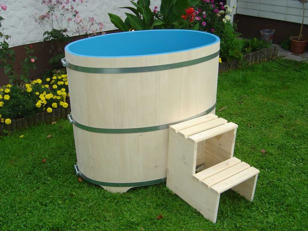 Piscina per sauna in legno di abete rosso, interno rivestito in blu.