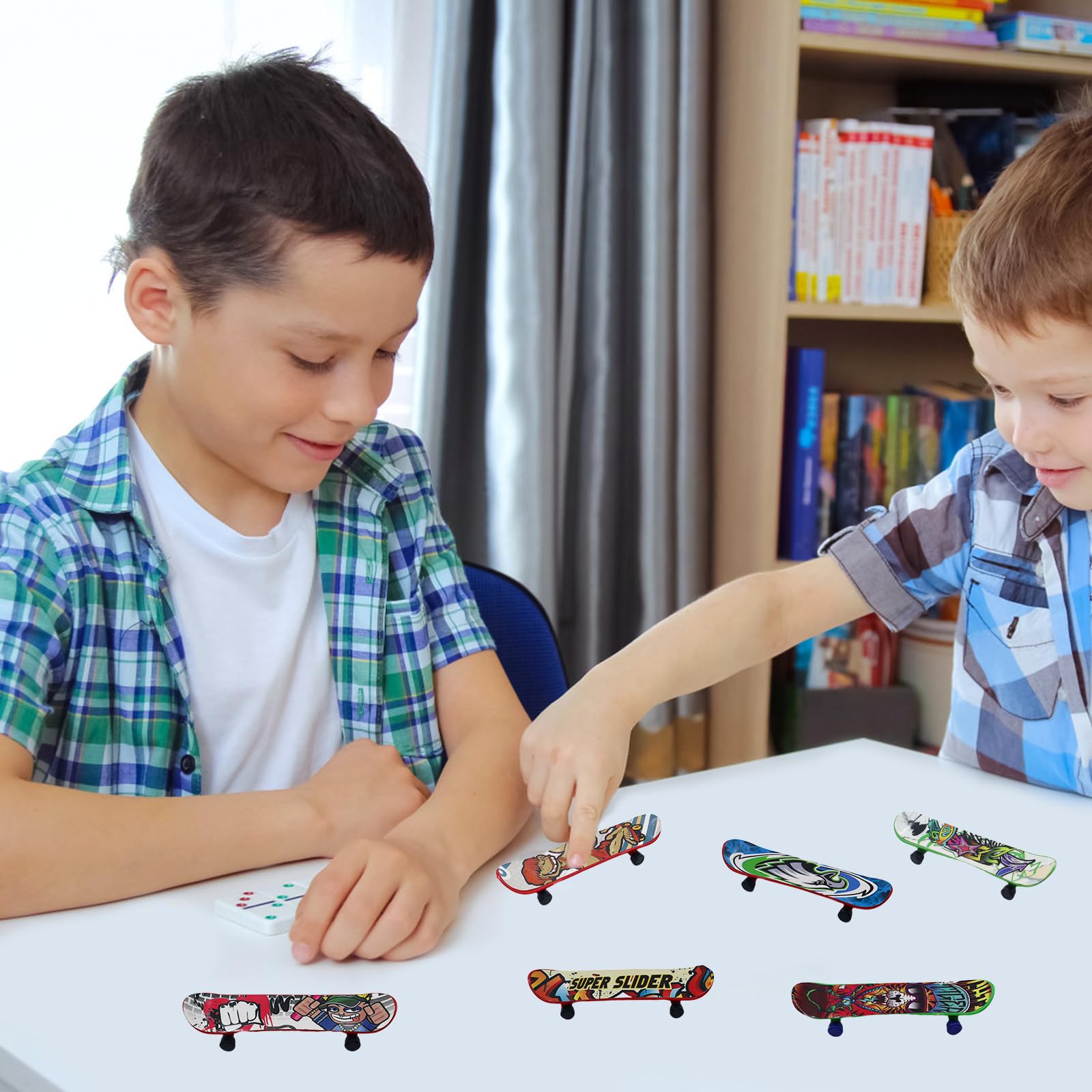 OMJMYY 30 sztuk Mini deskorolka na palec, Zabawka na palce, Profesjonalna deskorolka na palce, Zestaw kreskówkowych deskorolek na palce dla dzieci na urodziny, Kreatywne prezenty dla gości