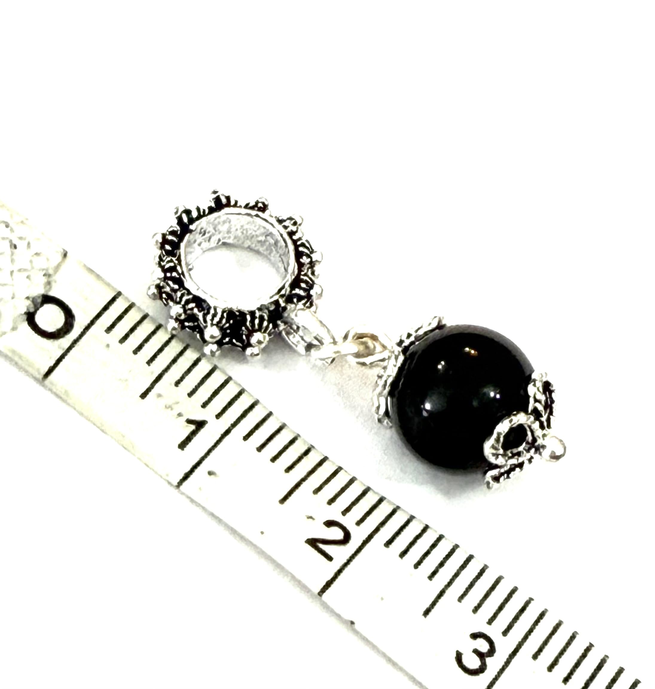Charm/Ciondolo Su Coccu, Sfera in ONICE Nero da 8 mm, Argento brunito, Filigrana Sarda, AMULETO PORTAFORTUNA