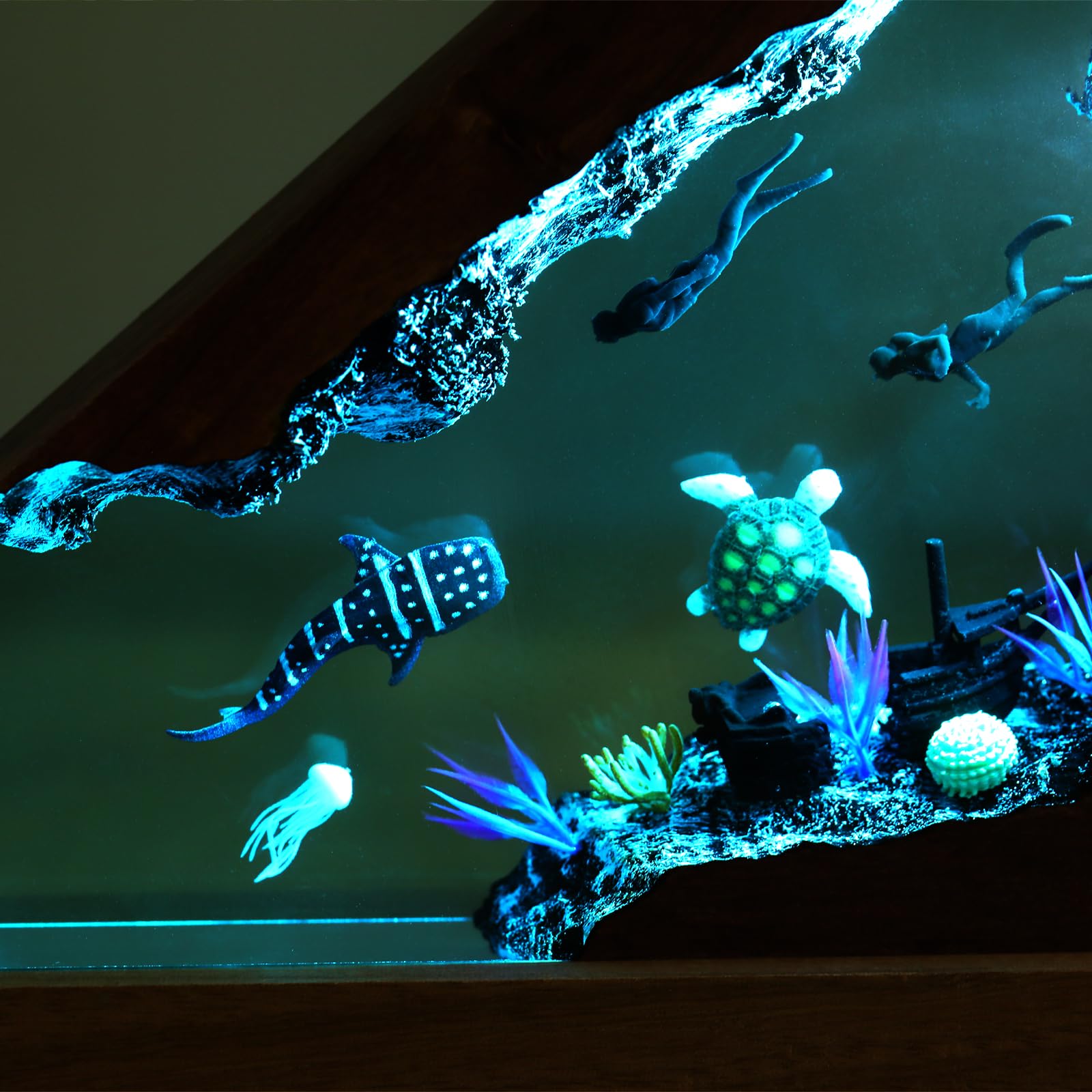 Drawelry Lampada Creativa Oceano In Resina E Legno: Luce Notturna LED Fatta A Mano, Multicolore. Perfetta Per Scrivania, Camera E Appassionati Del Mare.