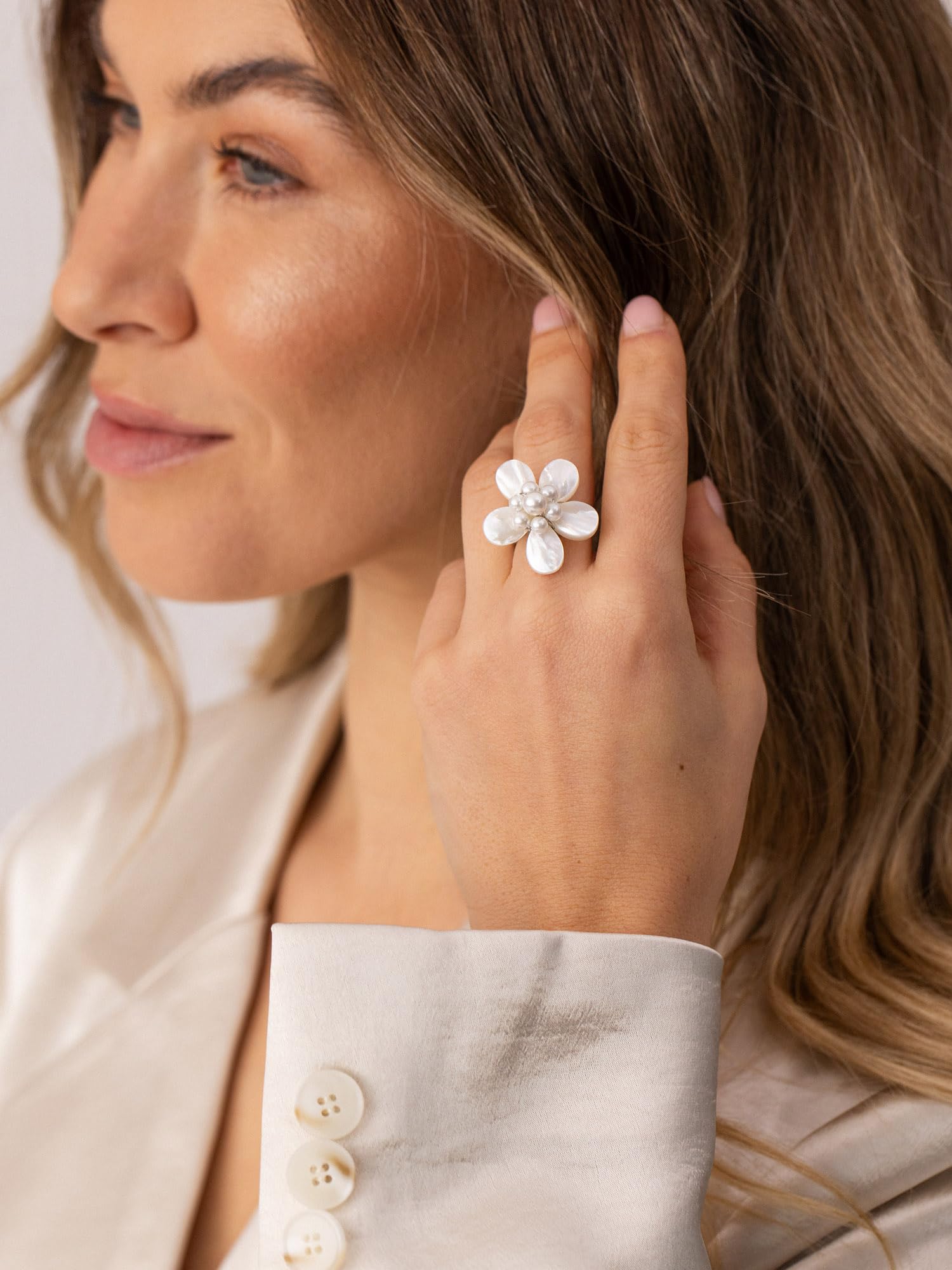 Purelei Pearly Flower Ring für Damen, Edelstahl Ring mit Muschelperlen, floraler Statement Ring mit verstellbarer Ringschiene, in S/M und M/L