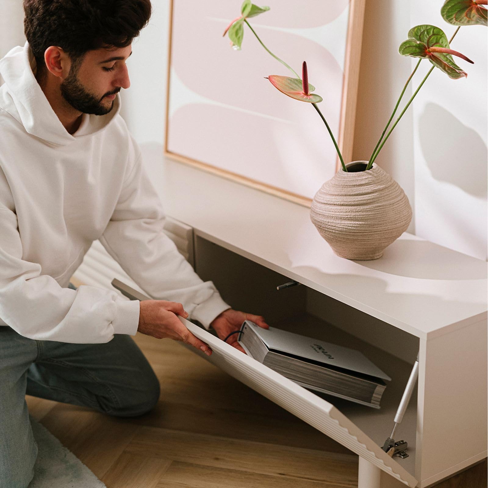 IDIMEX Meuble TV Turku L 150 cm avec 2 Portes Style Cannelé Couleur Blanc Cachemire, Design Moderne et Façade Rainurée, pour Téléviseurs de 32" à 65"