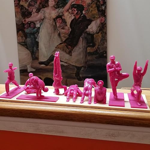 Vista 3 de Serie 1 - Juego de 9 figuras de yoga para hombres del ejército, decoración para escritorio, oficina, aula, hogar o estudio, Zen Meets GI Joe, Rosa