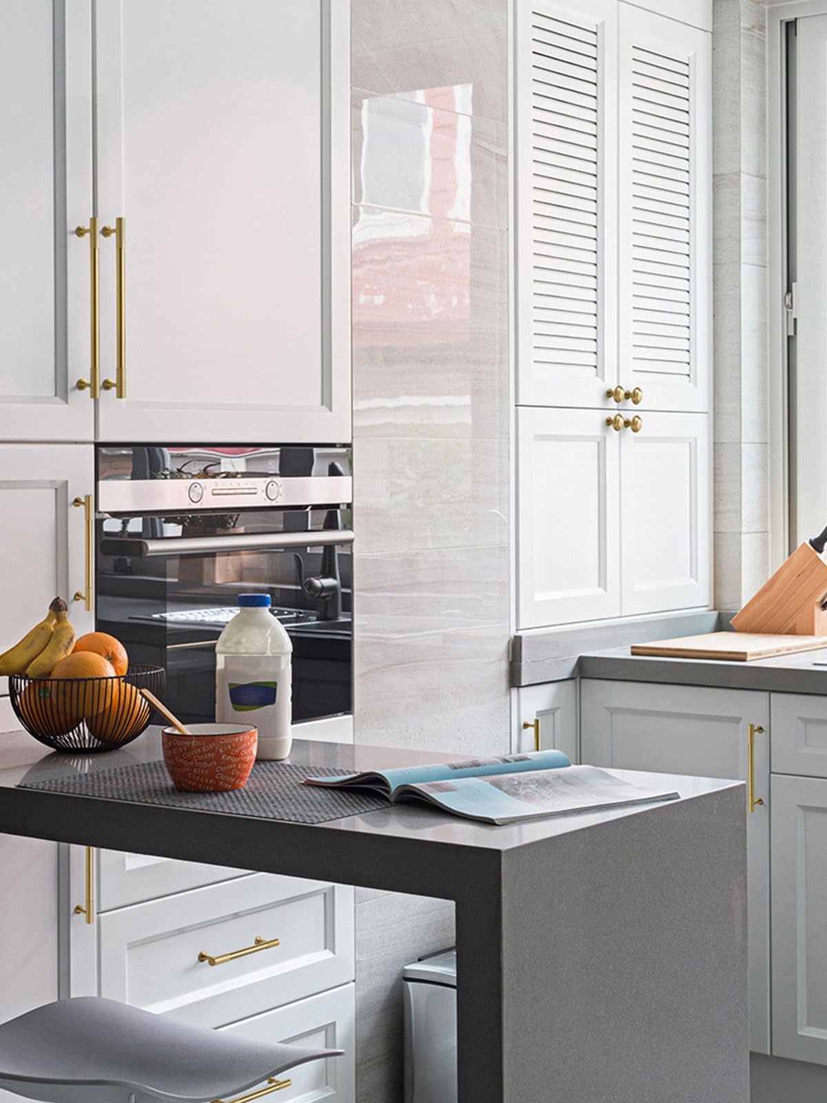Luxe leefkeuken met dubbel eiland en bronzen accen - UW-keuken.nl