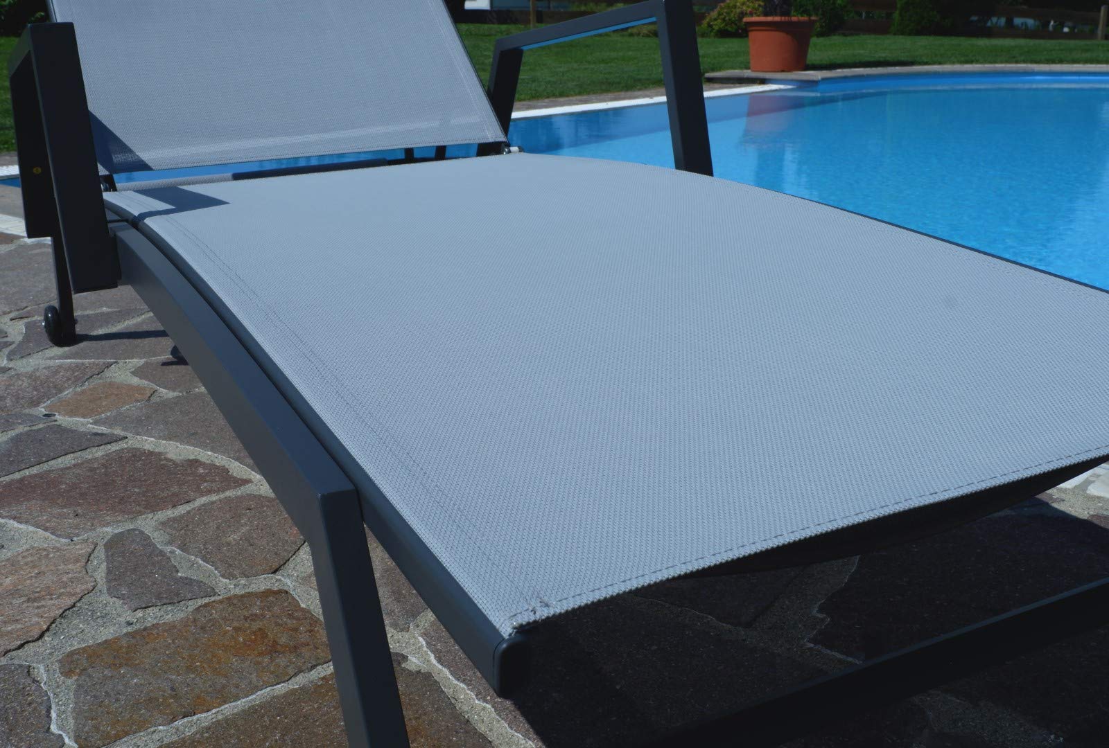 ALEOS. Sonnenliege Gartenliege Relaxliege Viveros mit Armlehne 6fach verstellbar- Liegefläche aus atmungsaktiven Kunststoffgewebe mit praktischer Buchablage mit Rollen
