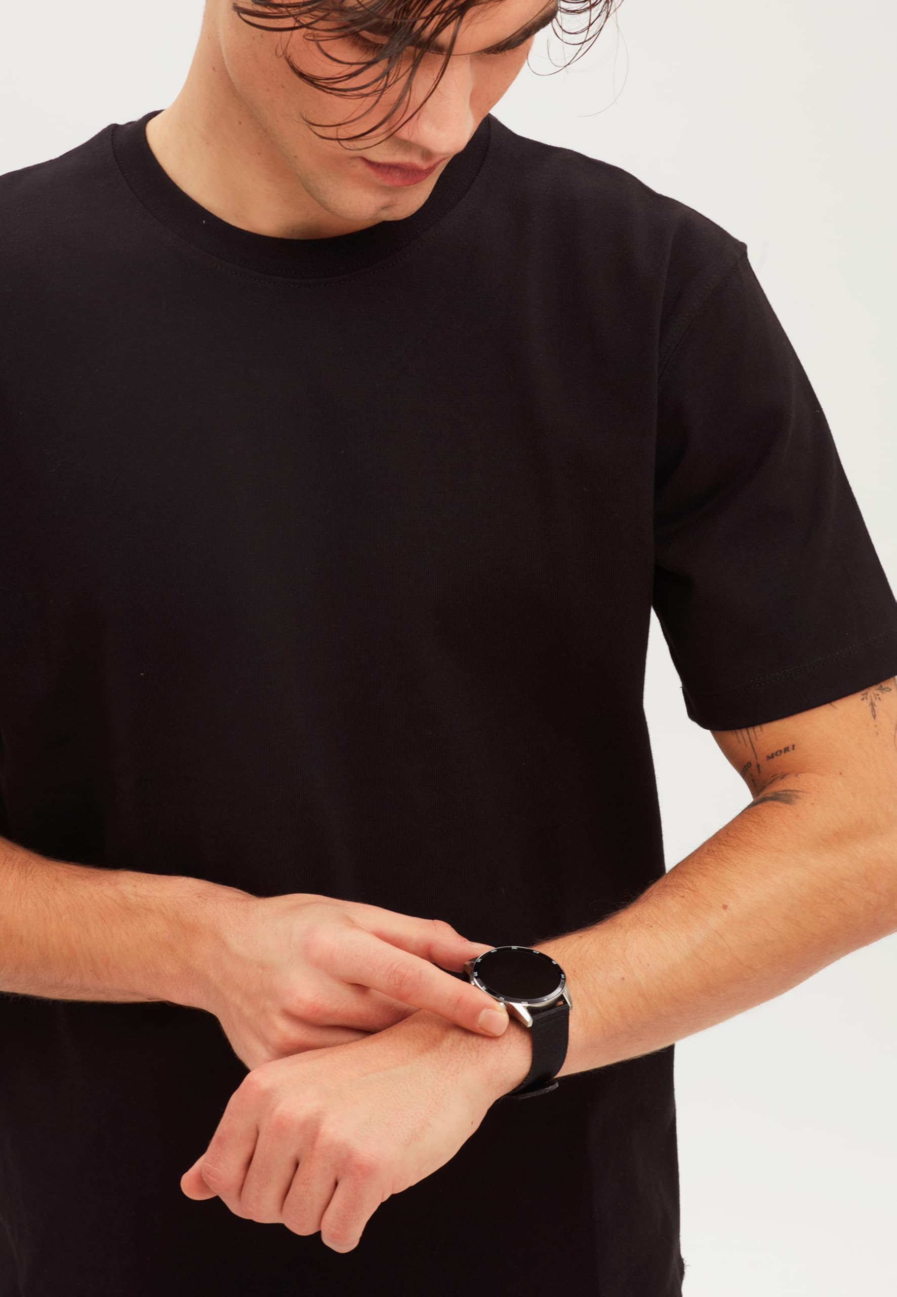 Breil, BC-2, Smartwatch Uomo con 2 Cinturini, Monitoraggio Calorie, Sport, Frequenza Cardiaca, Display Amoled e Cassa in Lega di Zinco, Resistente all'Acqua, Connettività Bluetooth, Ricarica Wireless