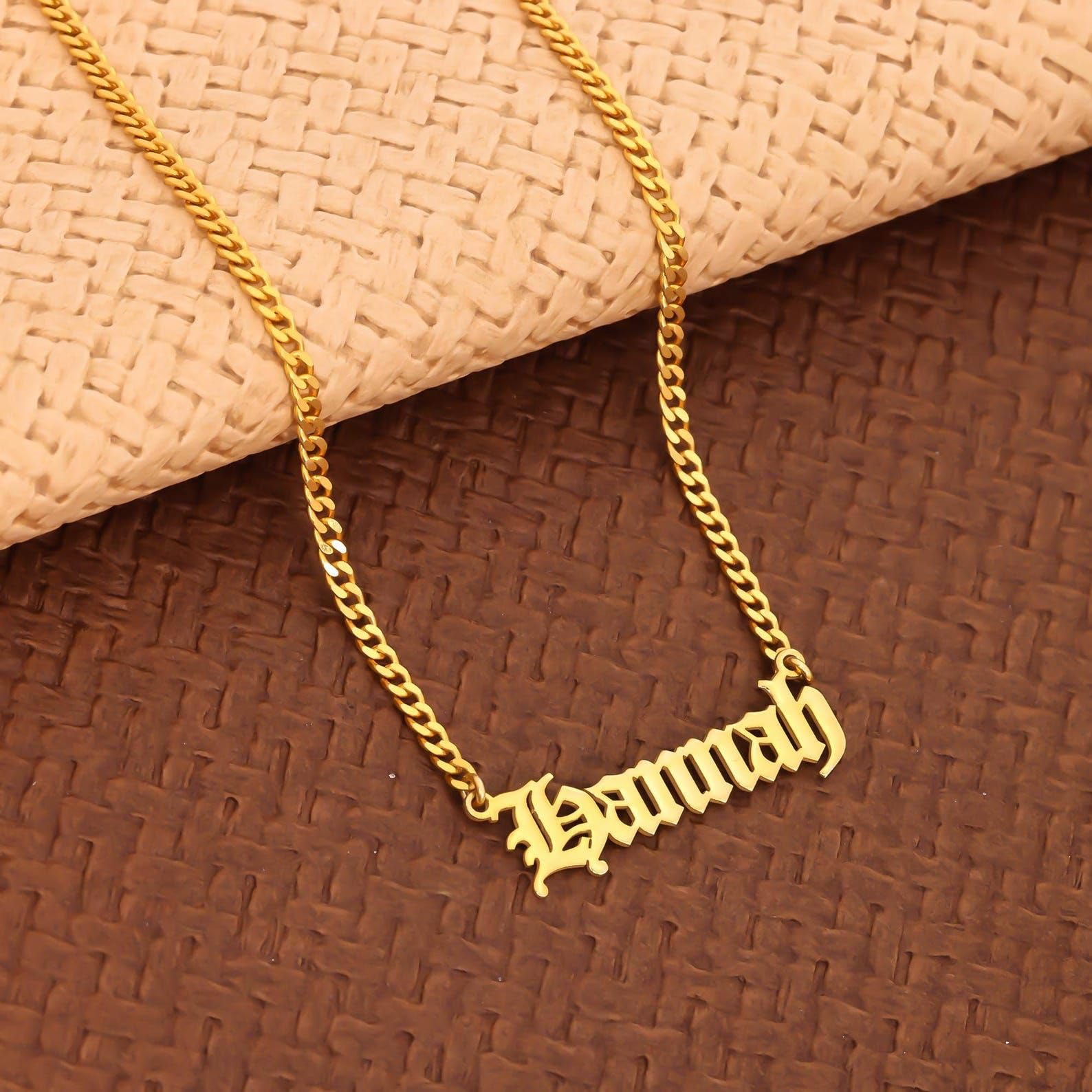 Personalizzato stile gotico antico collana con nome, gotico oro argento inciso gioiello per mamma Natale