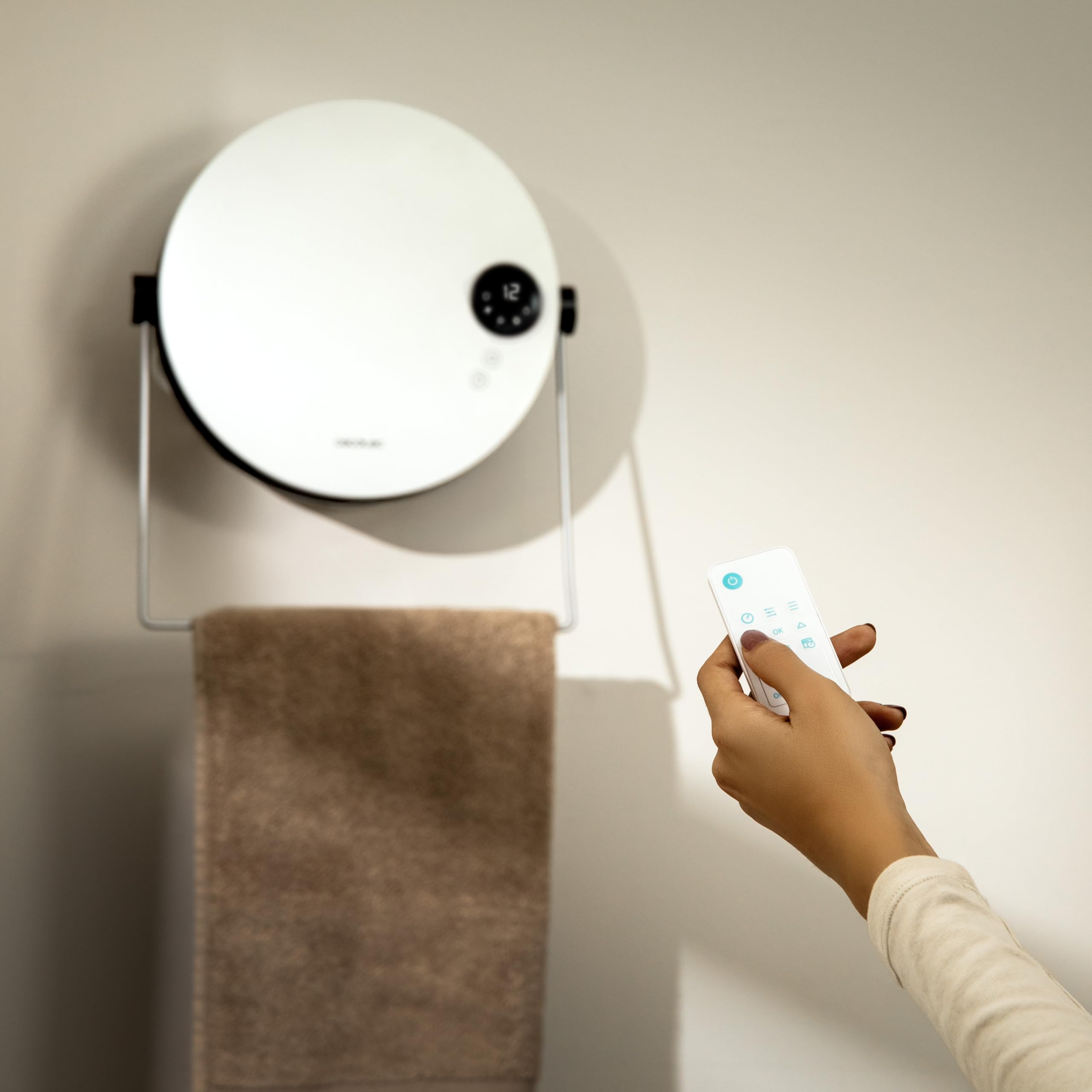Cecotec Porte-serviettes Chauffant Céramique Mural ReadyWarm 2000 Round. 2000W, 2 Niveaux, LED, Touch Control, Télécommande, Minuterie, IP22, Design Élégant, Sécurité, Idéal Salles de Bain