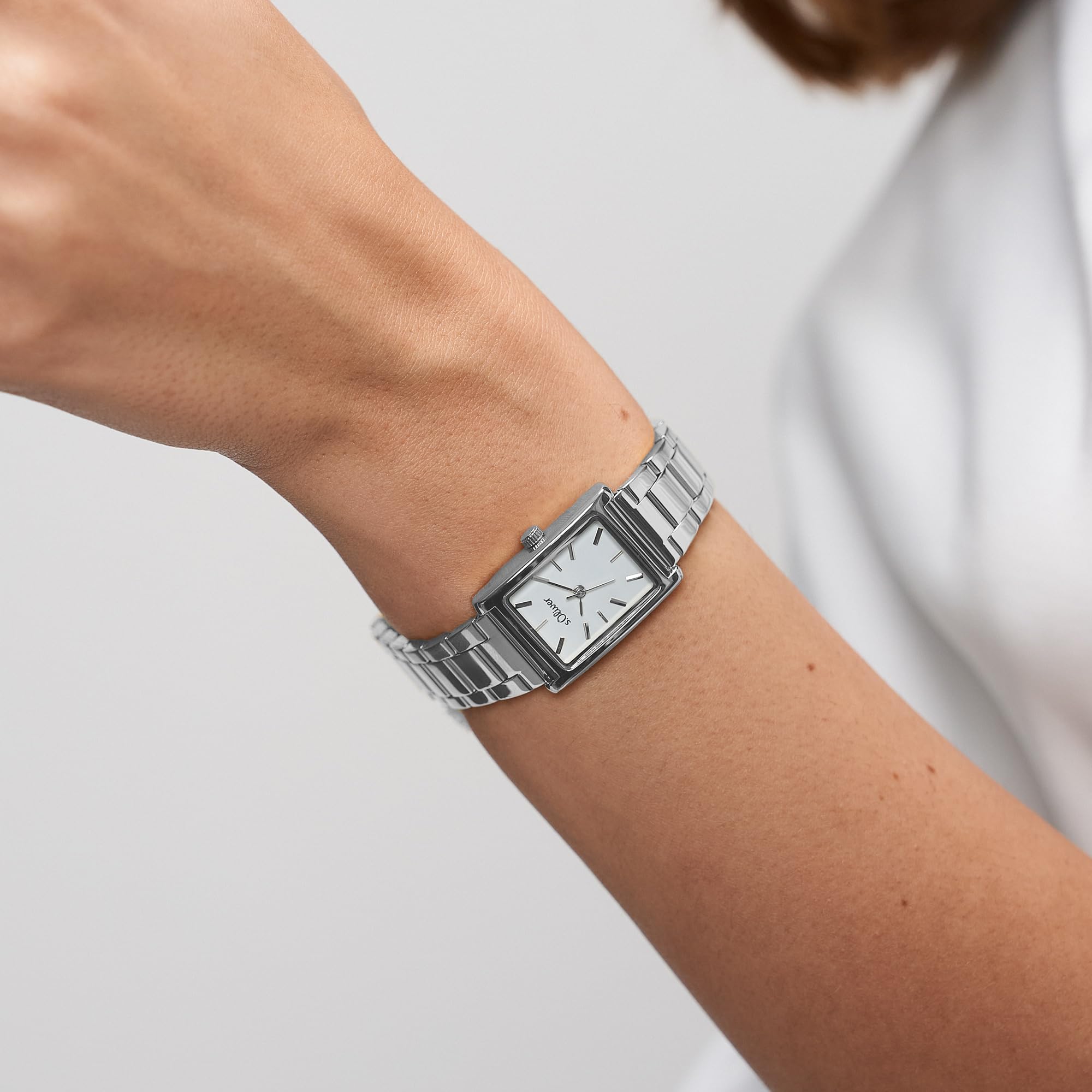 s.Oliver Damenuhr mit eckigem Gehäuse und Edelstahlband - 30 x 24 mm - analoge, rechteckige Armbanduhr mit Quarzwerk für Damen - 3 ATM wasserdicht - Geschenkidee