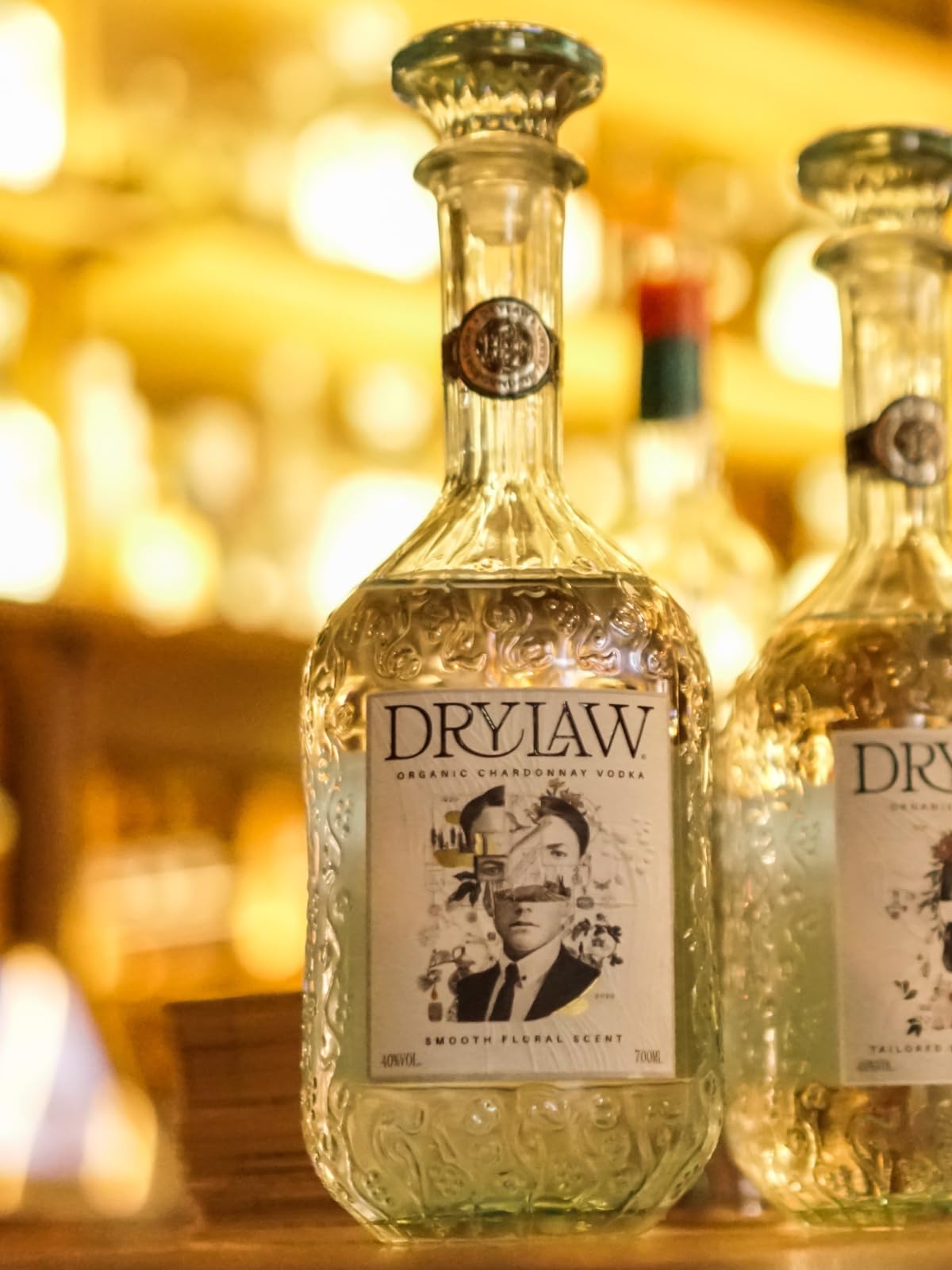 Drylaw Vodka orgánico premium de uvas Chardonnay. Afrutado y floral, con notas de ciruela jugosa, vainilla suave y hierbas frescas. Botella decorativa. Gold en Global Spirits Masters 2024.