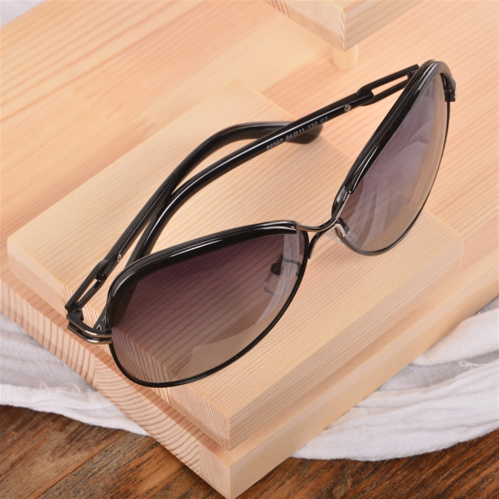 Brillenhalte Optik-Shop-Display-Requisiten, Regale, Vitrinen, dekorative Einrichtungsgegenstände, Sonnenbrillen, Holzlagerregale Brillenständer