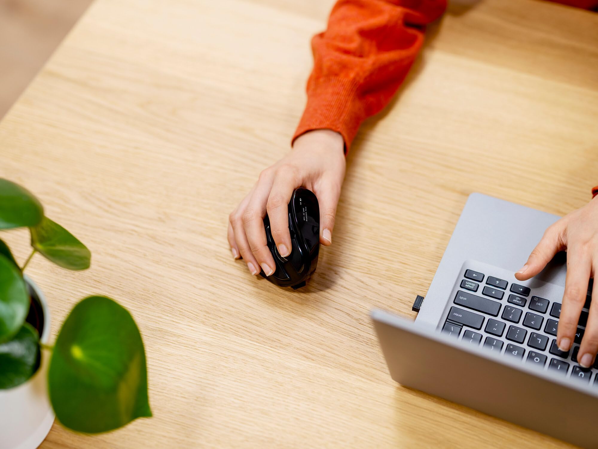 Trust Voxx Mouse Verticale Wireless Ricaricabile Bluetooth o 2.4 GHz, Mouse Ergonomico Senza Filo Programmabile, 9 Pulsanti, Display LED, 1200-2400 DPI, Mac PC Macbook Laptop Chromebook - Nero