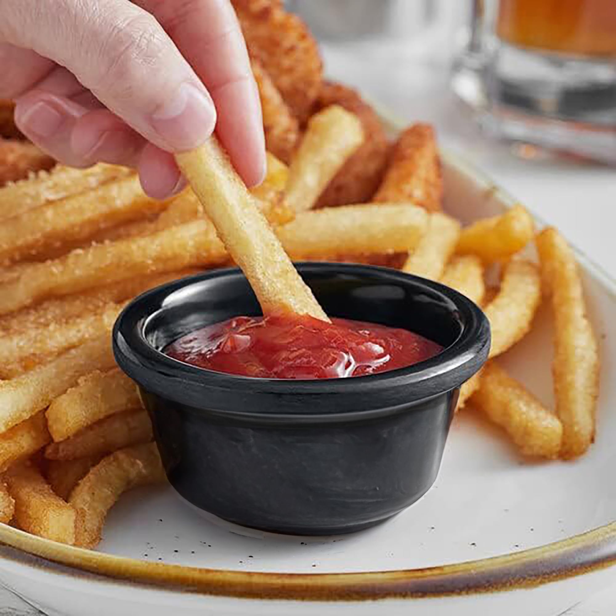 Chabrias Lot de 24 ramequins traditionnels simples en plastique résistant, pots à condiments, ramequins à sauce, bols à trempette, fabriqués en Angleterre (Noir 43 ml)