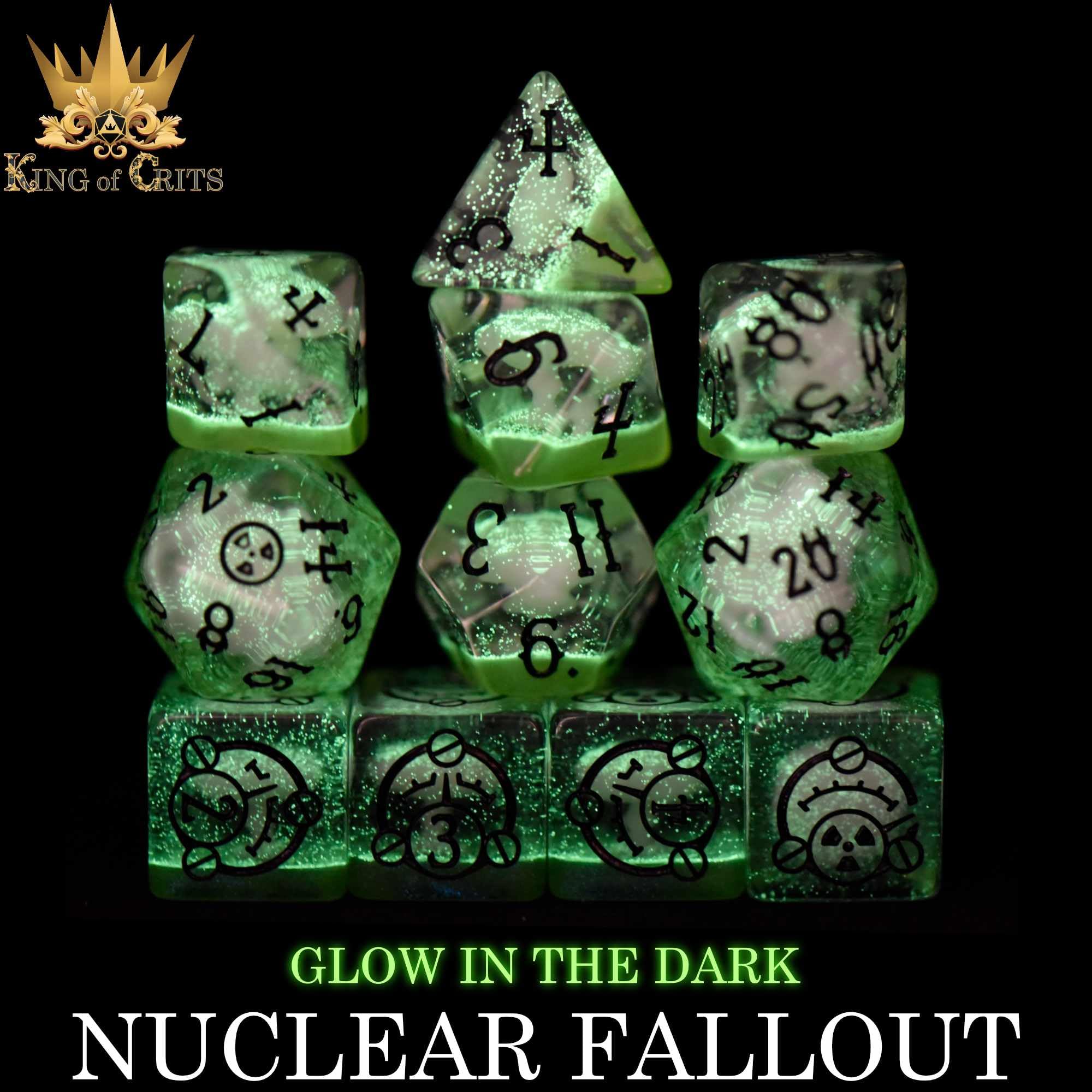 Nuclear Fallout - Juego de 11 dados poliédricos con temática de radiación que brilla en la oscuridad, diseño de nubes de hongos y contadores Geiger DND MTG
