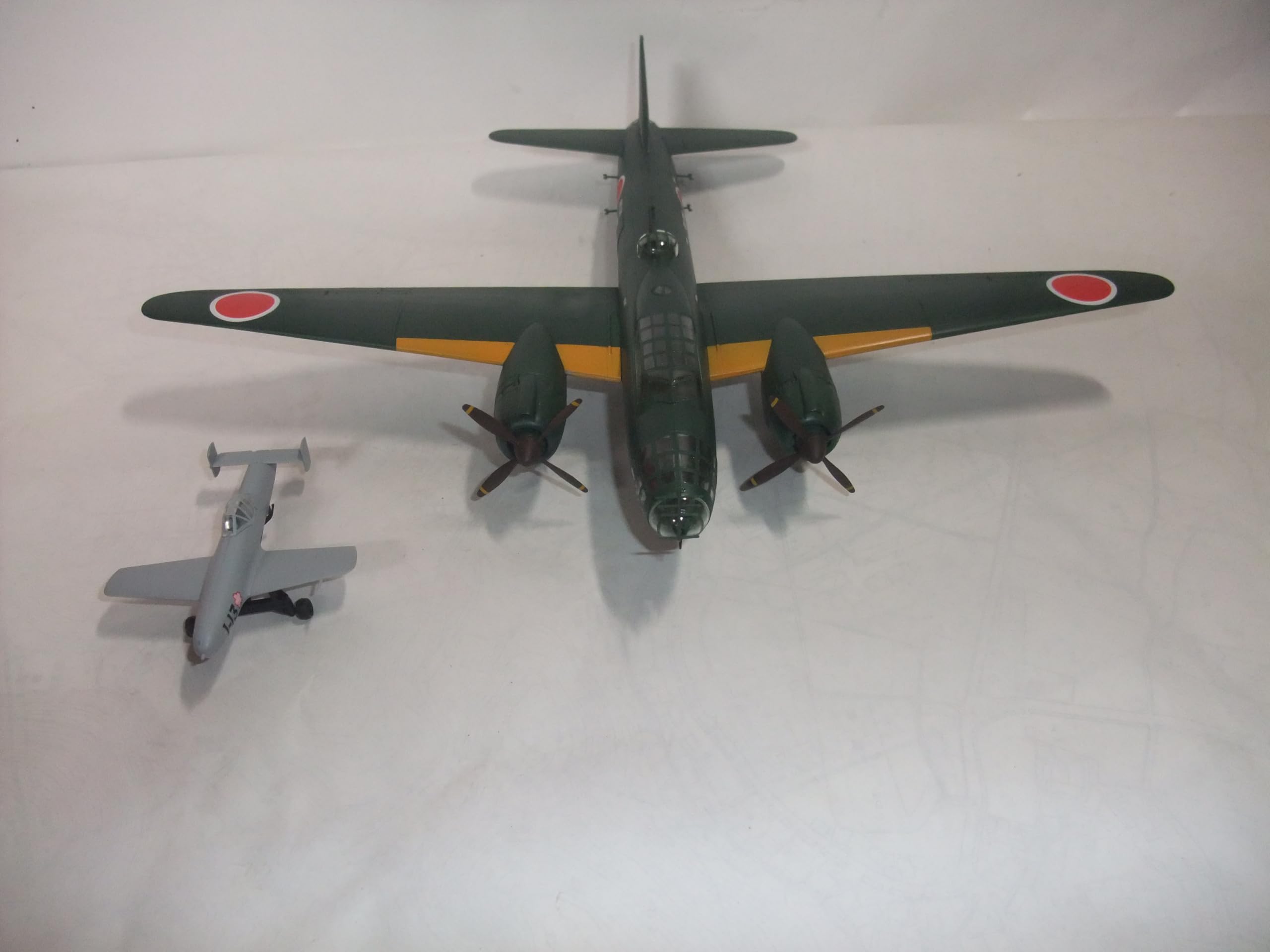 Amazon | 完成品 日本海軍1式陸上攻撃機【桜花附き】72分1サイズ