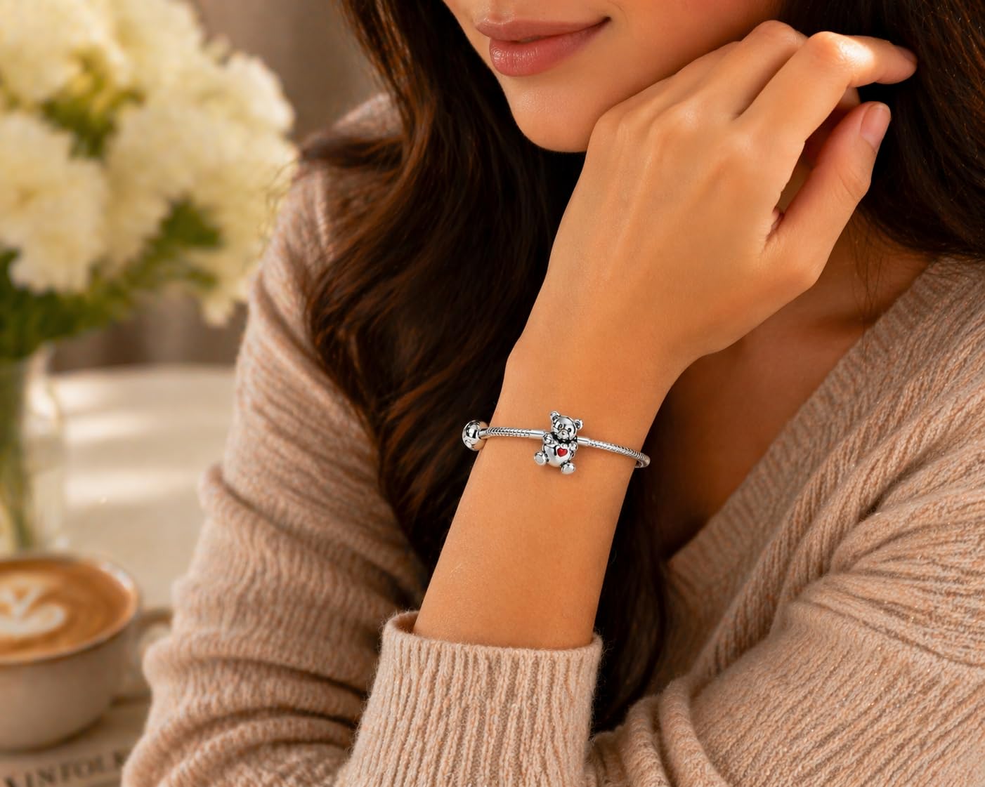 Jewellbox Braccialetto da bambina in argento Sterling con ciondolo a forma di orsetto con cuore.