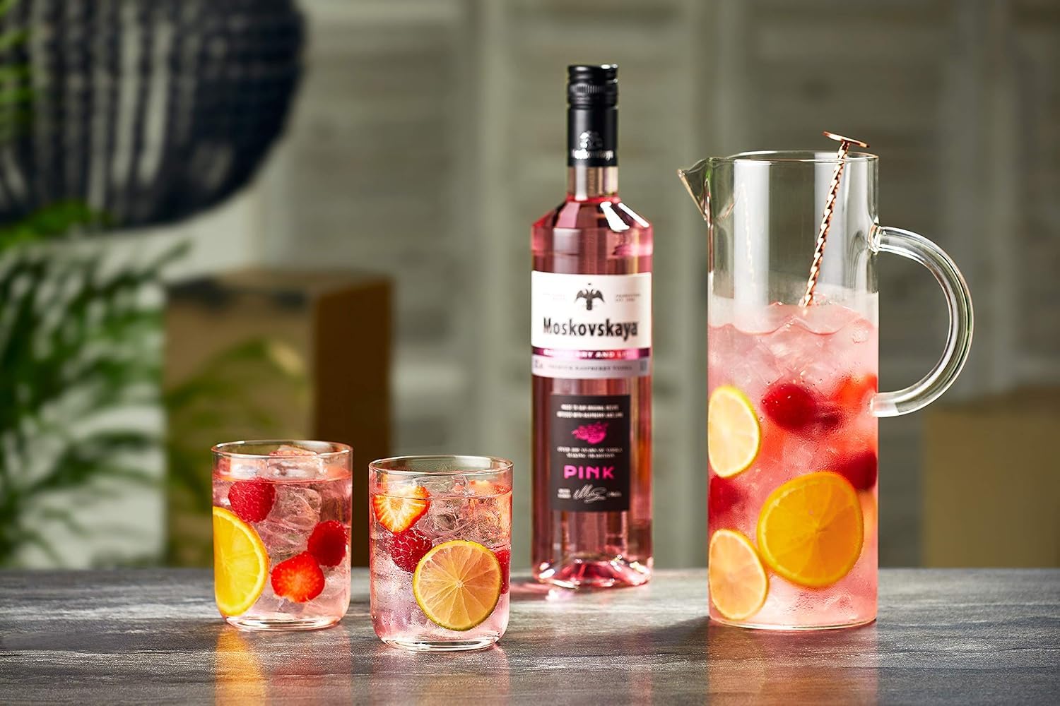 Moskovskaya Pink Vodka - Botella de vidrio de 70cl - 38% Vol. - Sabor a frambuesa y lima - Licor destilado con ingredientes naturales - Ideal para cócteles, chupitos o con hielo - Fabricado en EU