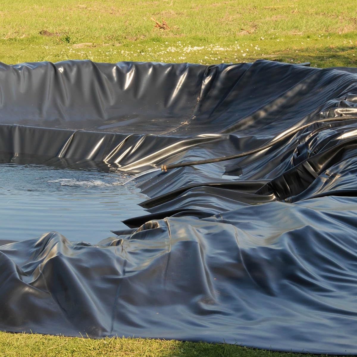 Rivestimento nero resistente ai raggi UV, spessore 0,12 mm, disponibile in 3 x 5 m, 4 x 5 m, 4,5 x 7 m, 7 x 7 m, perfetto per laghetti da giardino, acquacoltura, cascate e laghi artificiali.