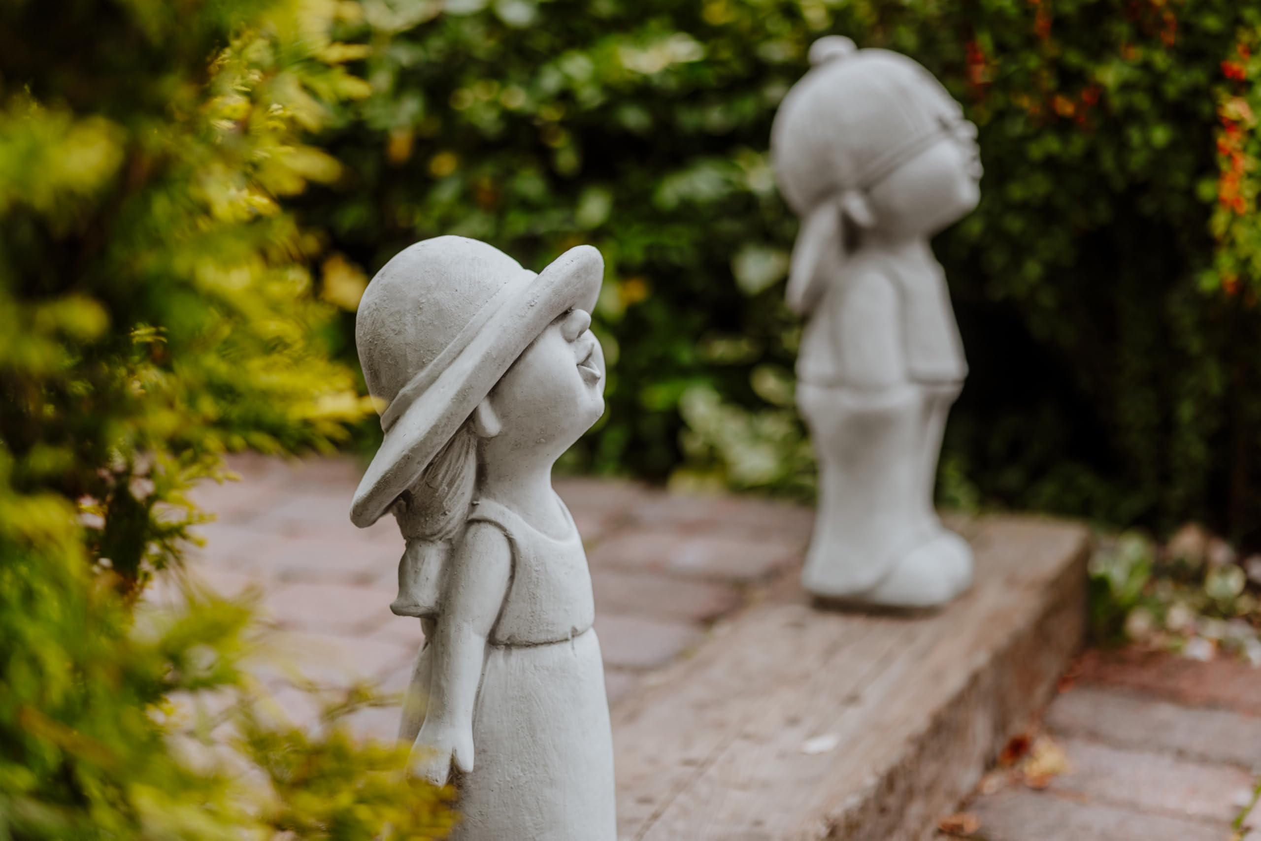 gartendekoparadies.de Mädchen Figur, Steinfigur H. 49 cm, 17 kg, Grau, frostsicher aus Steinguss für Außenbereich