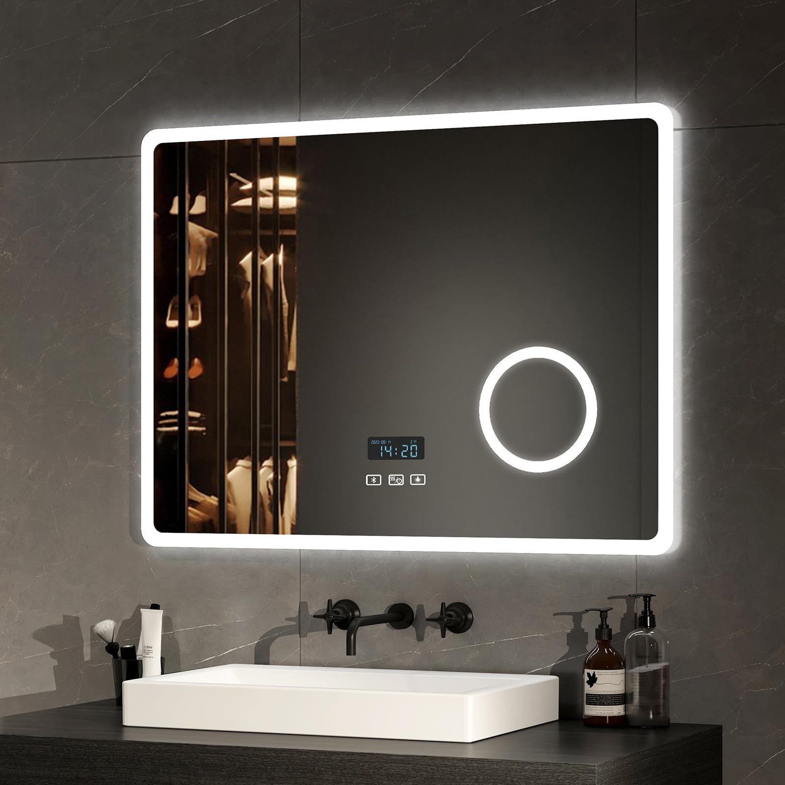 EMKE Specchio Bagno con Luce 80 x 60 cm, Bluetooth, Interruttore Tattile | Antiappannamento e Orologio e 3 Volte Lente D'ingrandimento, Luce Dimmerabile e Variabile