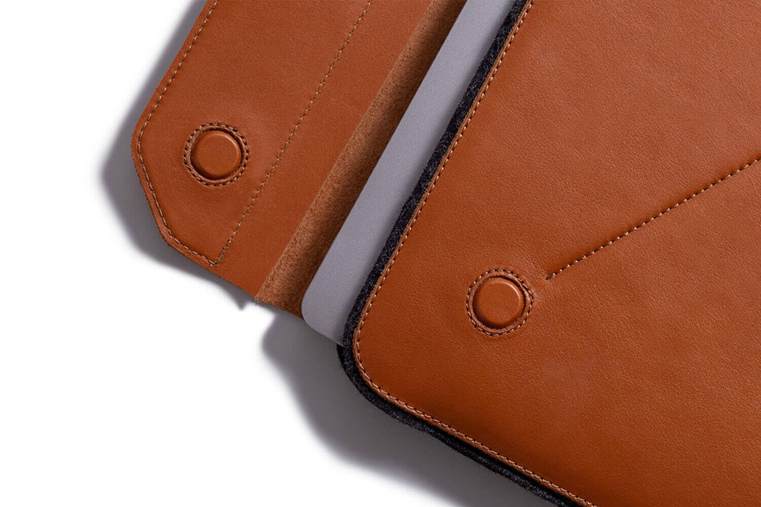 Harber London - Funda sobre Magnético para MacBook | Compatible con Macbook Air 13" (2018 / M1-2020) | Color Negro | Hecho a Mano con Materiales Resistentes y Certificados Ecológicos